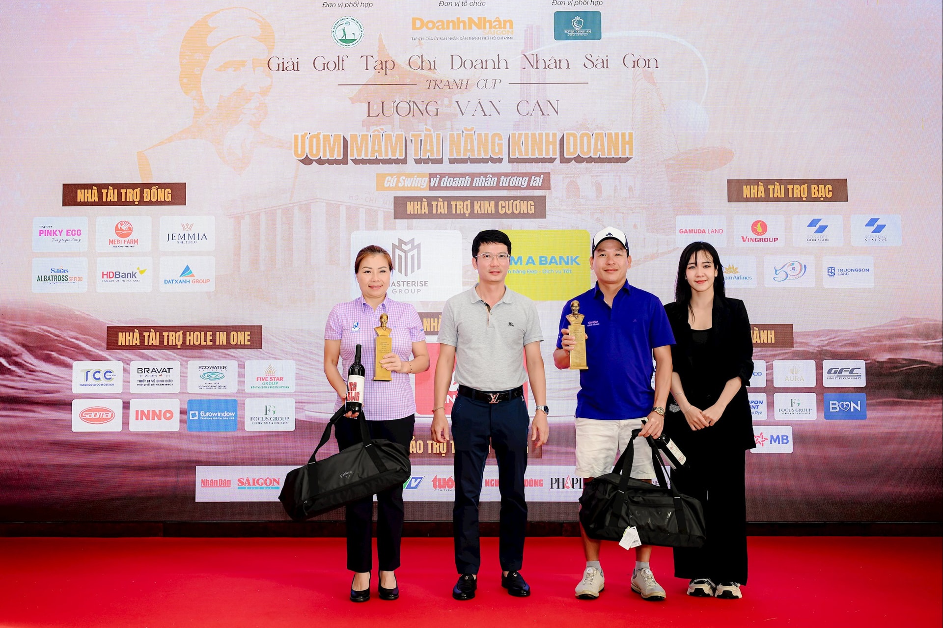 Golfer Nguyễn Vân Anh (bên trái)