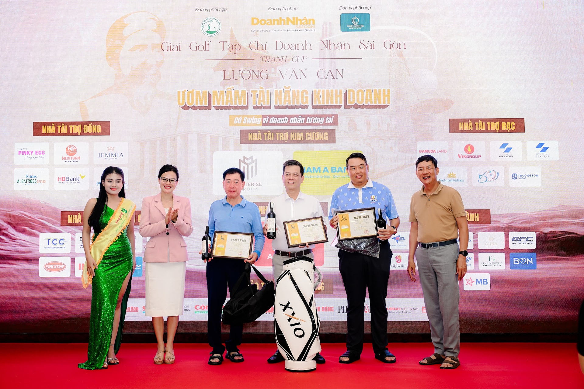 Golfer Nguyễn Quốc Bảo (thứ ba từ phải qua)
