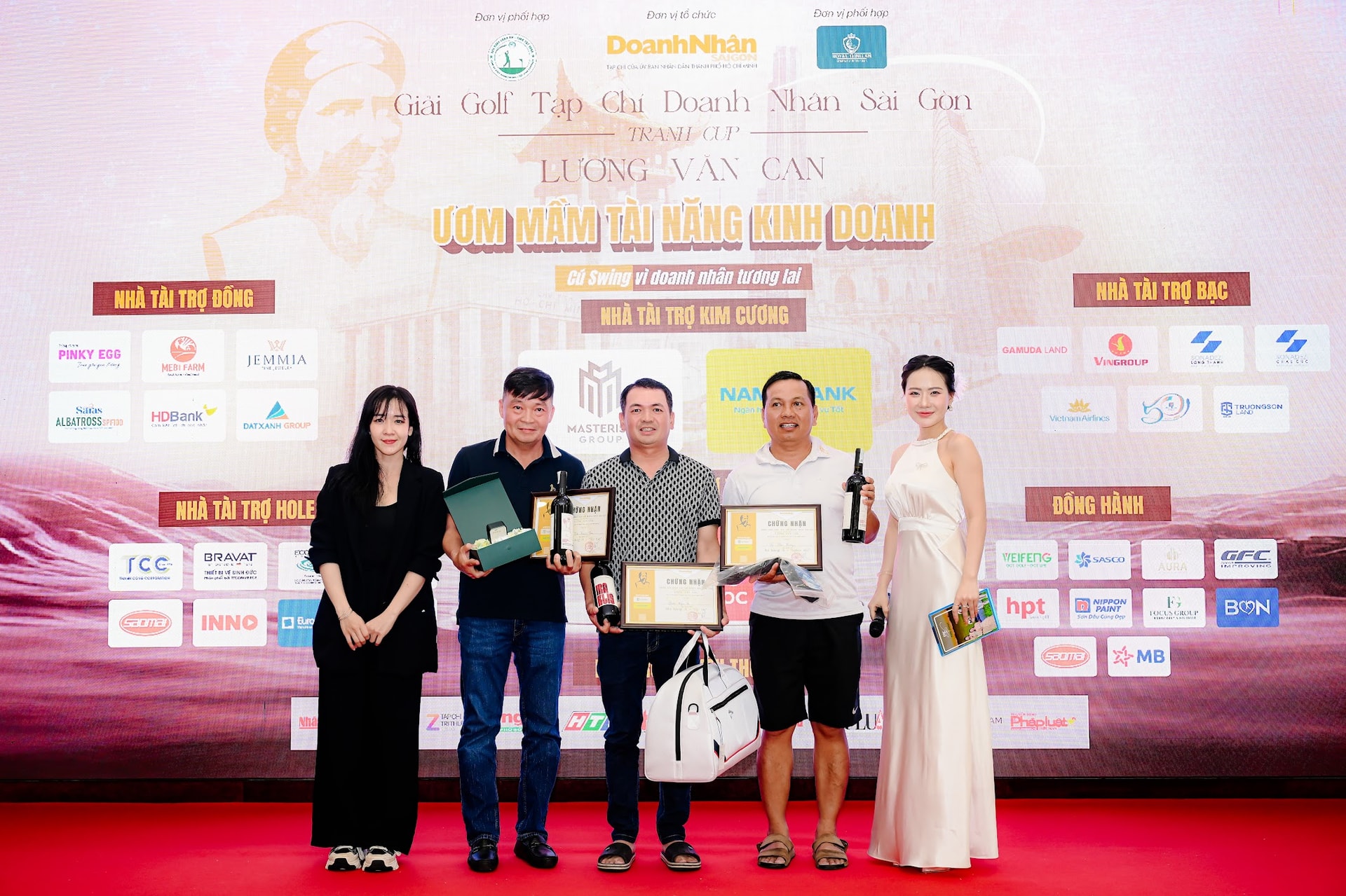 Golfer Trương Viết Hoàng Sơn (thứ hai từ trái qua)