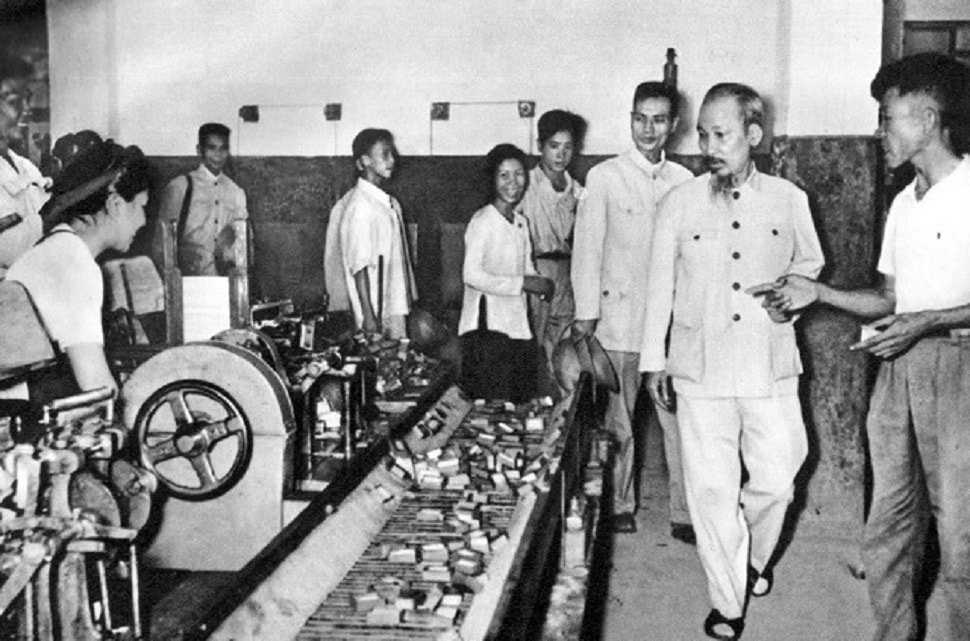 Hồ Chủ tịch thăm Nhà máy diêm Thống Nhất những năm đầu khôi phục kinh tế (1956)