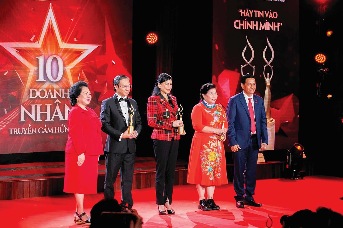 Các doanh nhân truyền cảm hứng được vinh danh tại chương trình _Gặp gỡ tháng 10_, do Tạp chí Doanh Nhân Sài Gòn khởi xướng và bình chọn năm 2023