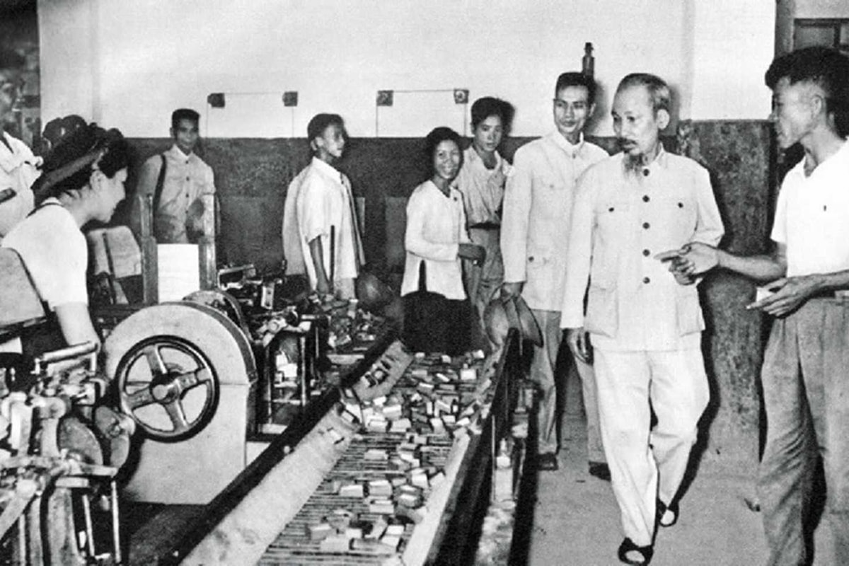 Hồ Chủ tịch thăm Nhà máy diêm Thống Nhất những năm đầu khôi phục kinh tế (1956)