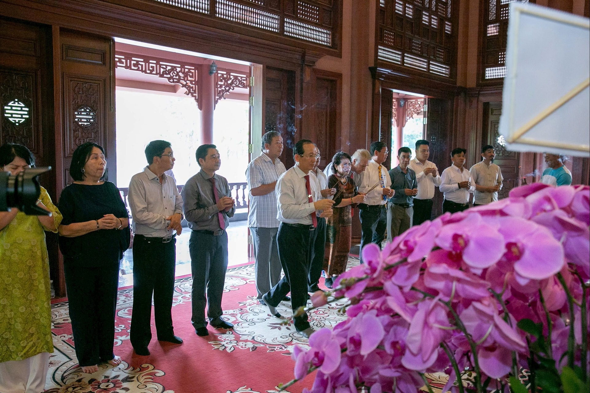 Đoàn đã thành kính dâng hương Cố Thủ tướng Phan Văn Khải. Ảnh: Đăng Phan