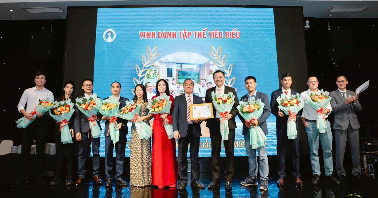 Ông Nguyễn Đặng Hiến (thứ 6 từ phải qua) - Chủ nhiệm Câu lạc bộ, Tổng giám đốc Công ty TNHH SX&TM Tân Quang Minh vinh danh các tập thể tiêu biểu tại chương trình gặp mặt