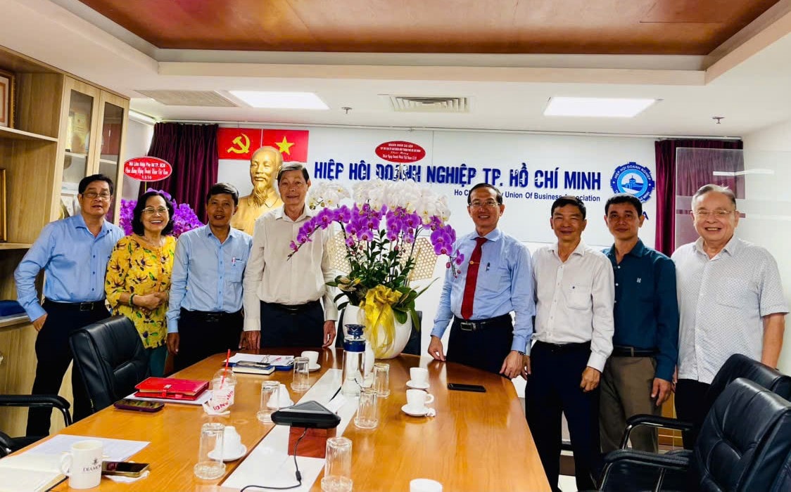 Ban Biên tập Tạp chí Doanh Nhân Sài Gòn thăm và tặng hoa chúc mừng Hiệp hội Doanh nghiệp TP.HCM nhân Ngày Doanh nhân Việt Nam 13/10