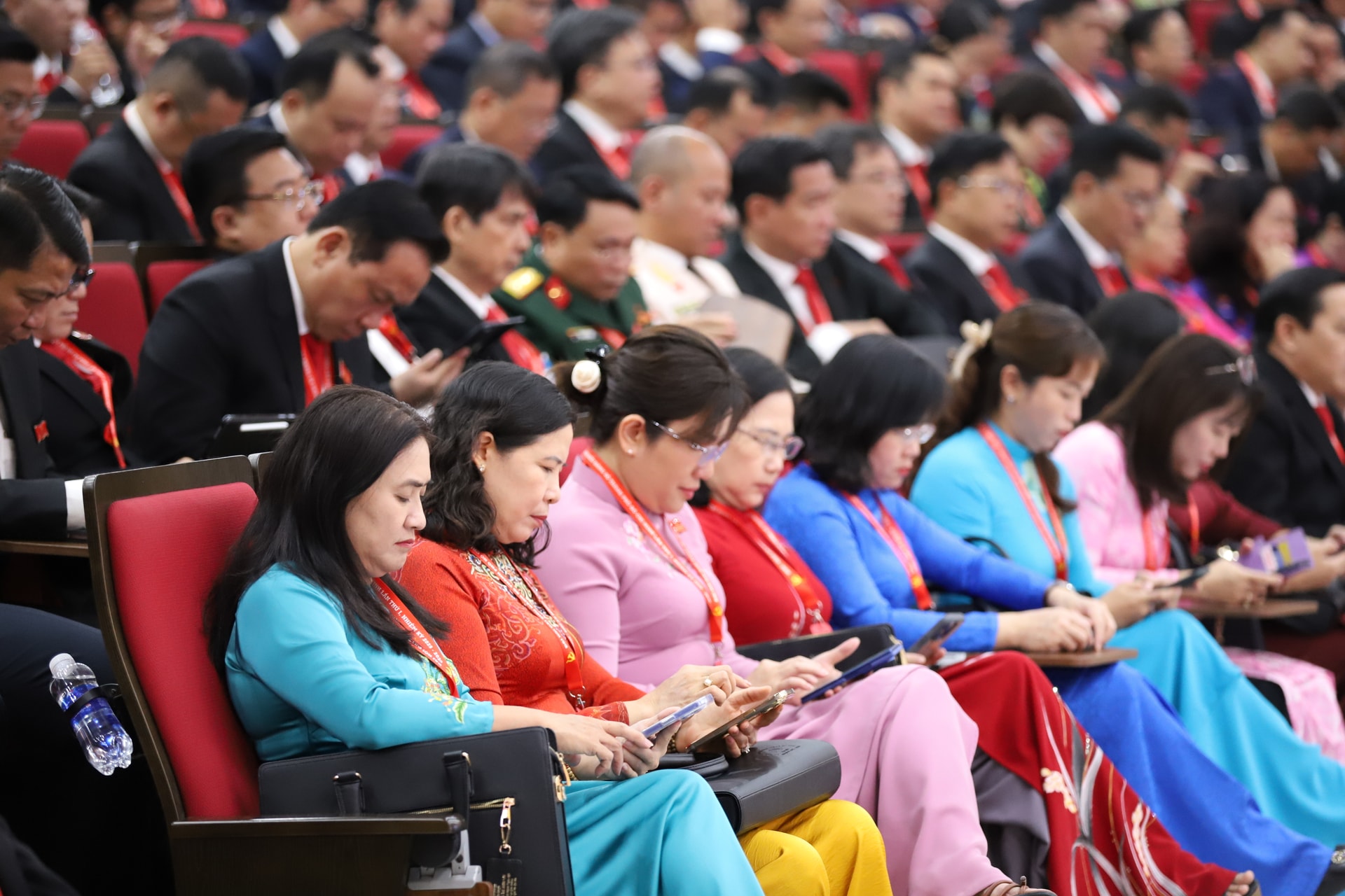 Để đạt được những kết quả trên, TP.HCM đã triển khai nhiều cơ chế, chính sách đặc thù nhằm thu hút nhân tài và vốn đầu tư như hỗ trợ tài chính cho hoạt động đổi mới sáng tạo, chính sách ưu đãi về tiền lương, tiền công, đồng thời hình thành các trung tâm nghiên cứu đạt chuẩn quốc tế, giảm gần 300 thủ tục liên quan đến sản xuất, kinh doanh, tương đương hơn 1.900 ngày làm việc. C