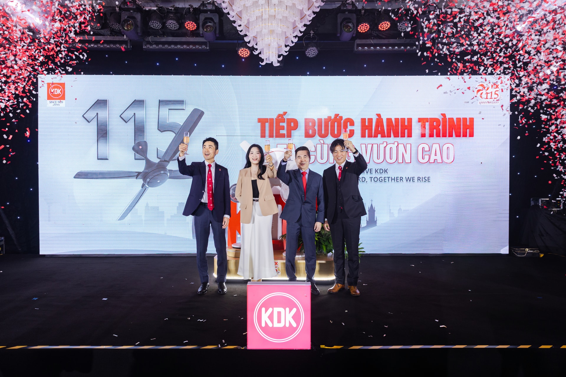 Khoảnh khắc chúc mừng sự kiện từ các đại diện của KDK & TCTM