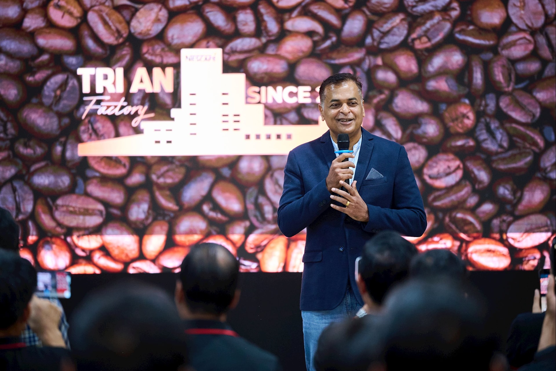 Ảnh 1 - Ông Binu Jacob - Tổng Giám Đốc Nestlé Việt Nam phát biểu chào mừng đoàn nông dân tiêu biểu đến tham quan nhà máy