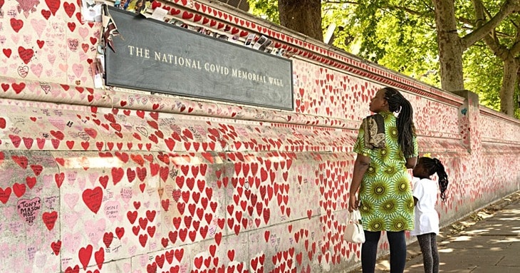 Bức tường tưởng niệm quốc gia COVID-19 bên sông Thames. Ảnh: Southbank.london