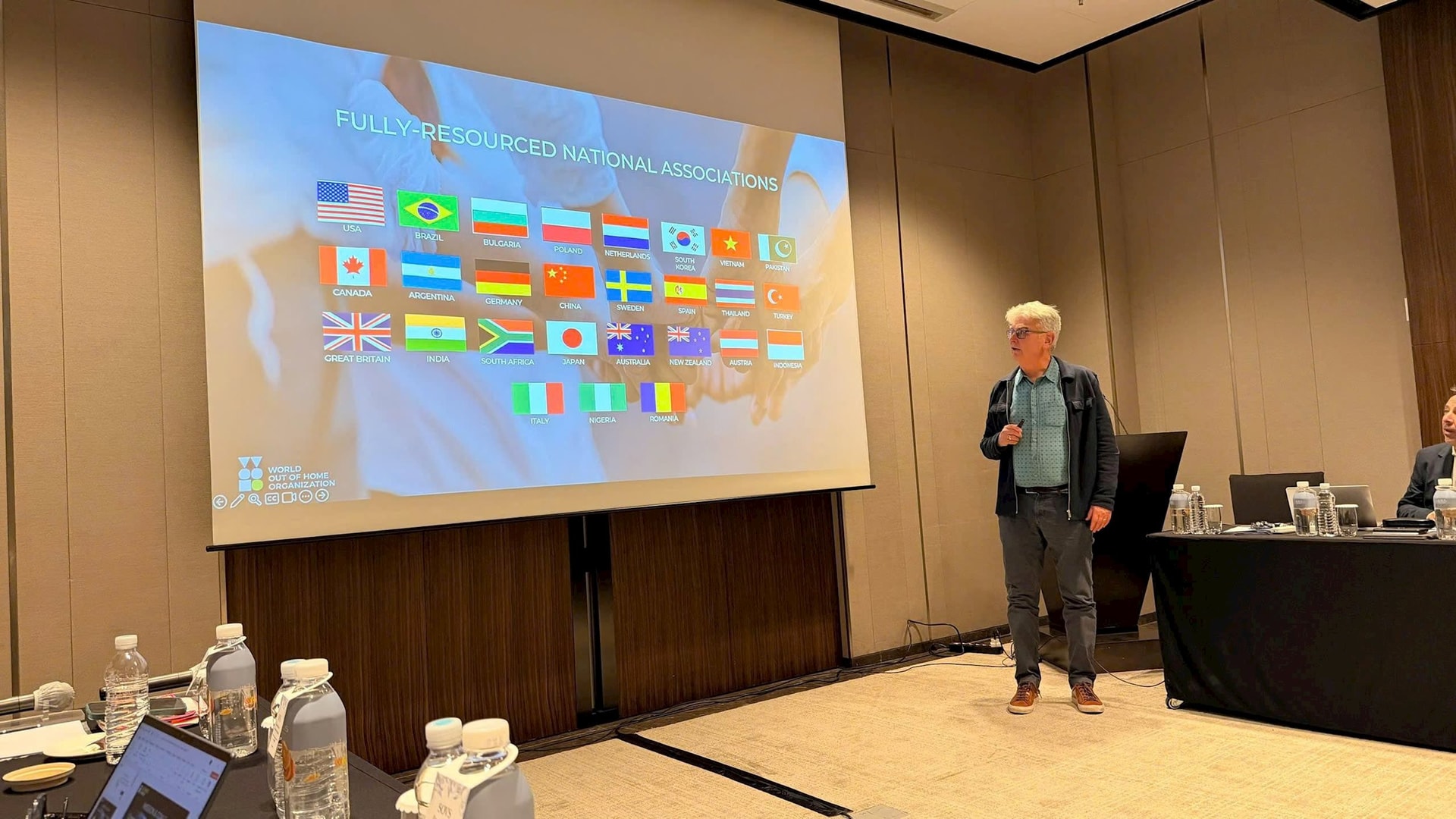 Ông Tom Goddard – Chủ tịch WOO – giới thiệu các đại biểu đến từ nhiều quốc gia