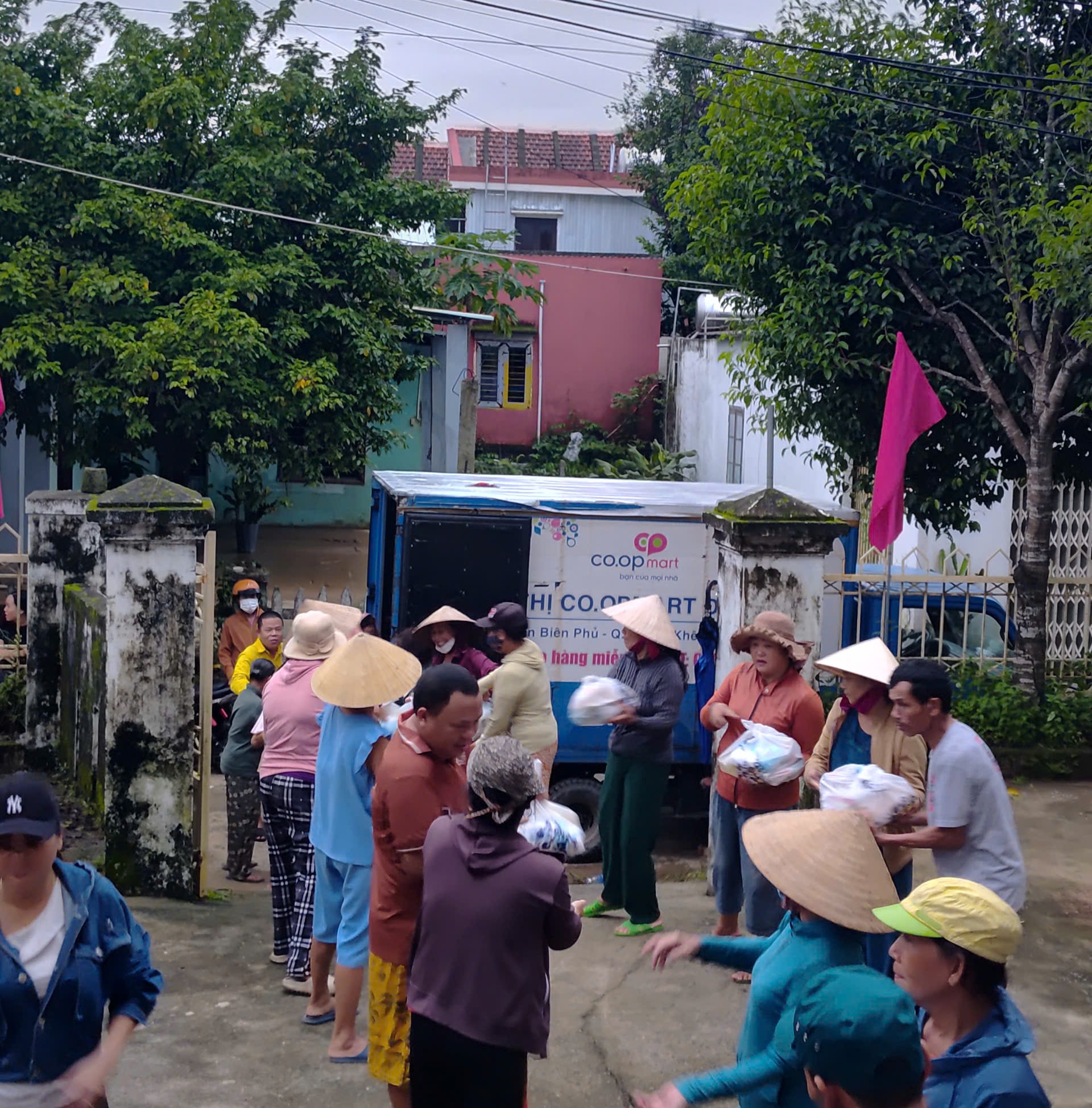 Co.opmart Đà Nẵng hỗ trợ hàng hóa cứu trợ người dân vùng bị thiệt hại bởi mưa bão