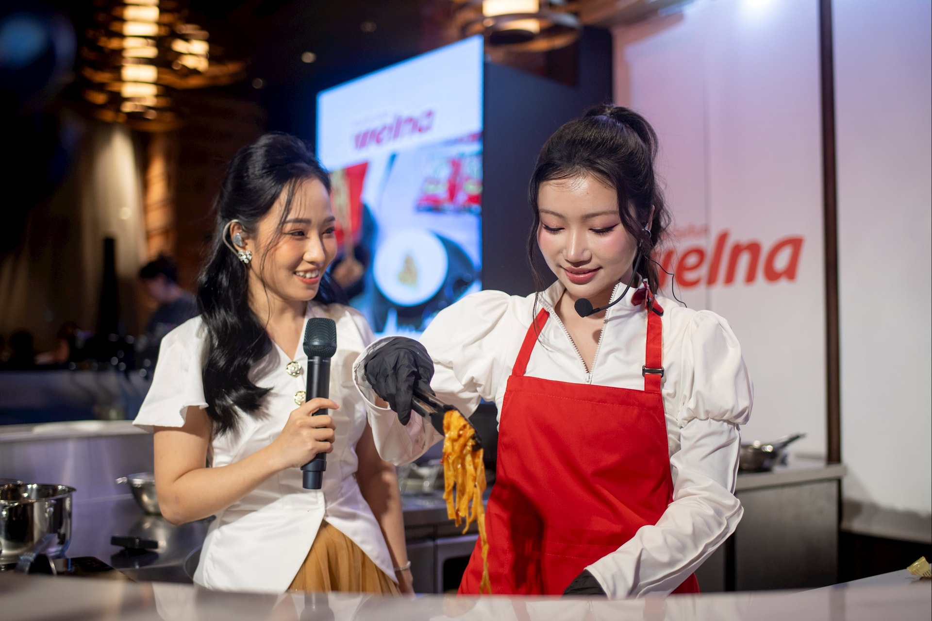 Ca sĩ Orange trổ tài nấu món mì ý