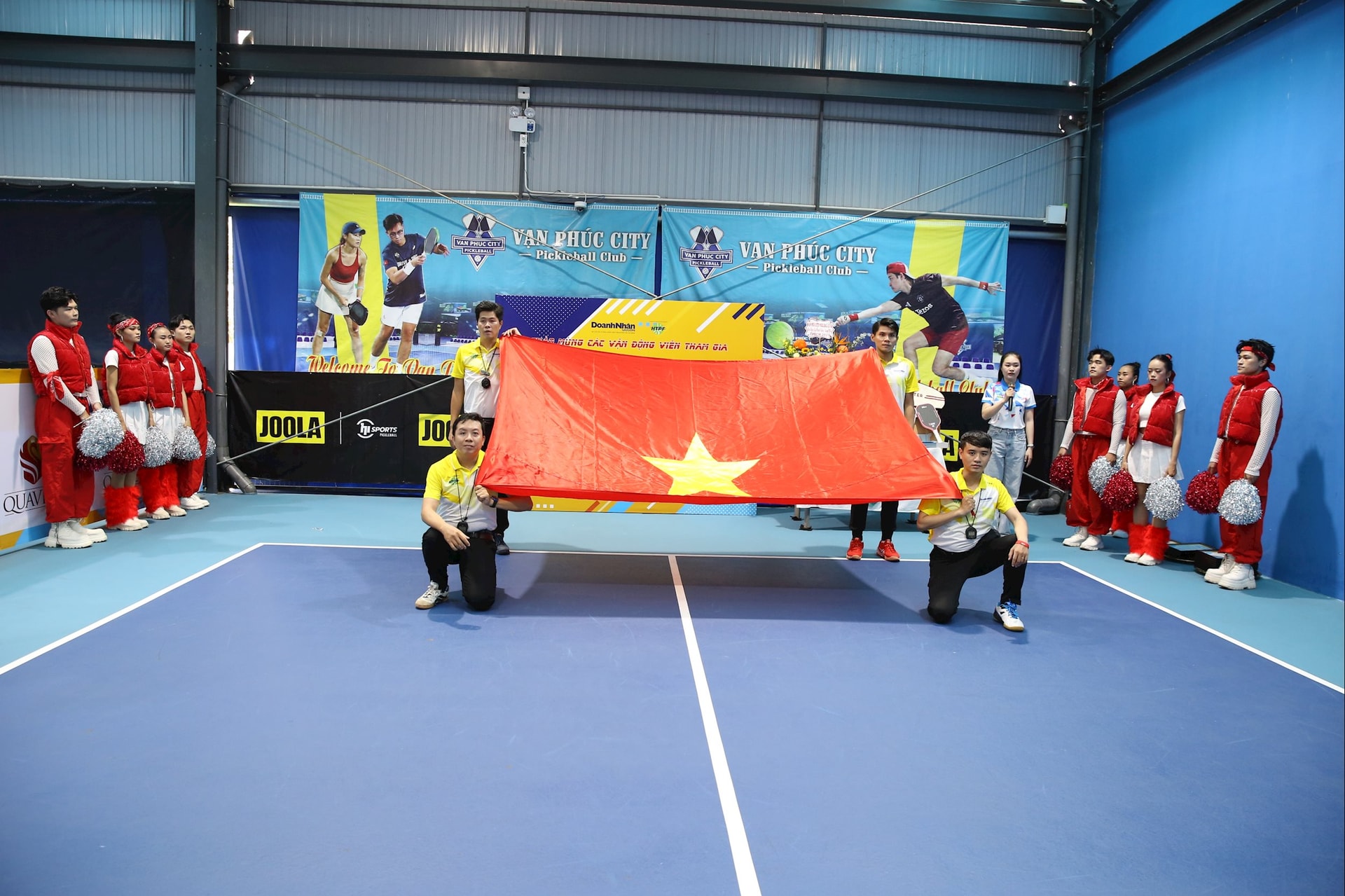 Nghi thức chào cờ trang nghiêm mở đầu Lễ khai mạc Giải Pickleball Doanh nghiệp - Doanh nhân TP.HCM 2025. Ảnh: Quỳnh Lâm