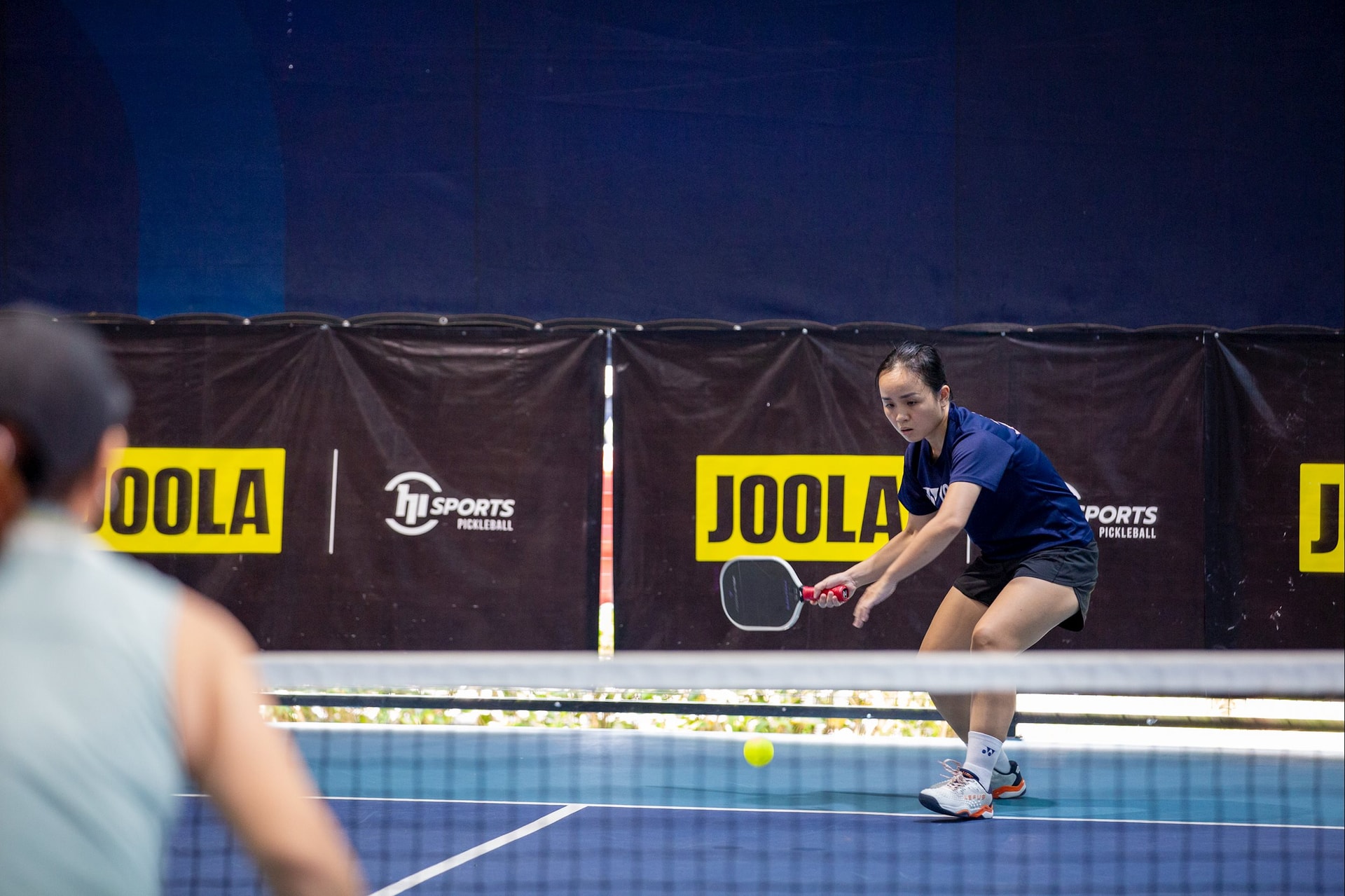 Một pha xử lý bóng thấp chuẩn xác của nữ vận động viên. Ảnh: Quỳnh Lâm