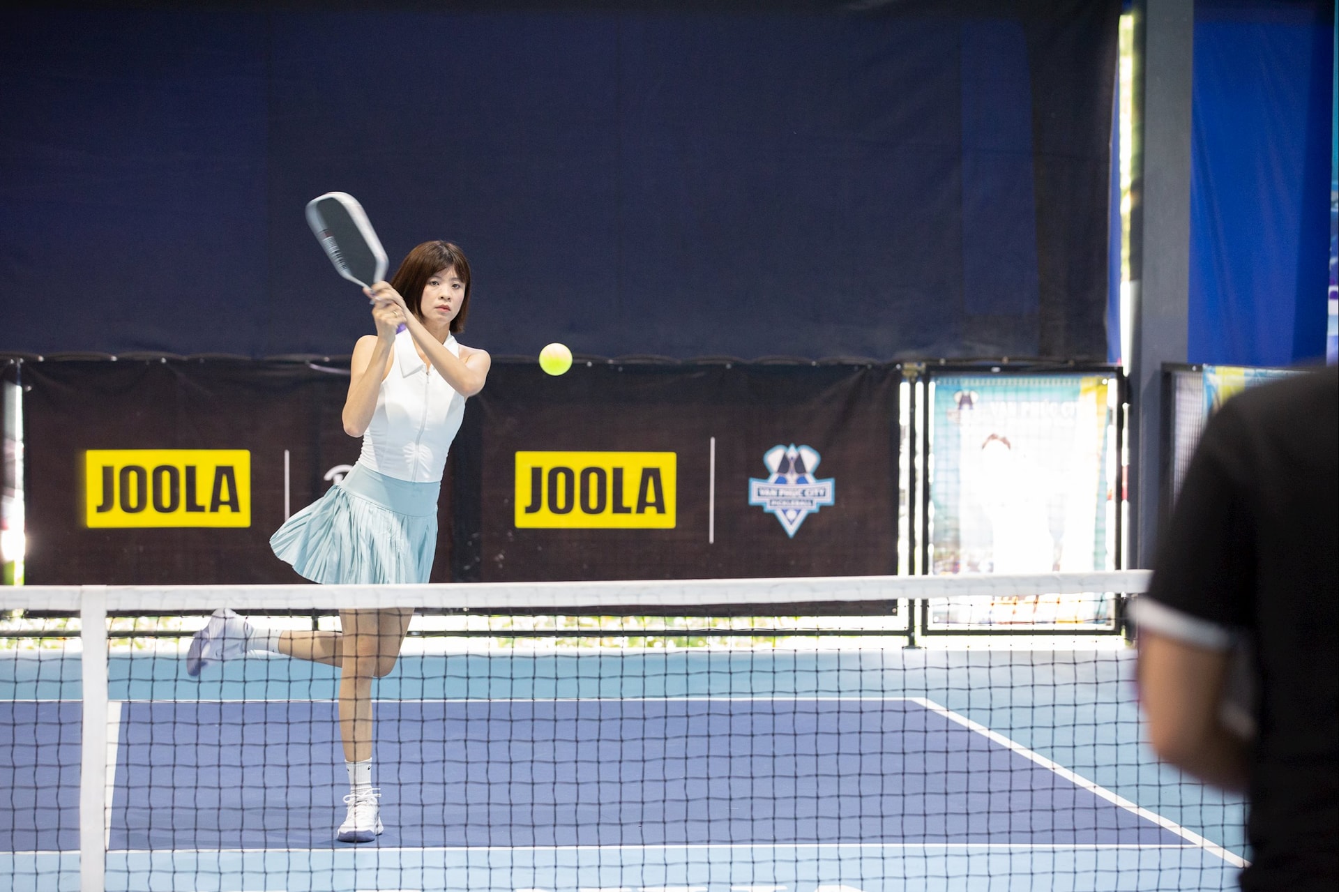 Pha đánh bóng đẹp mắt của nữ vận động viên trên sân Pickleball. Ảnh: Quỳnh Lâm