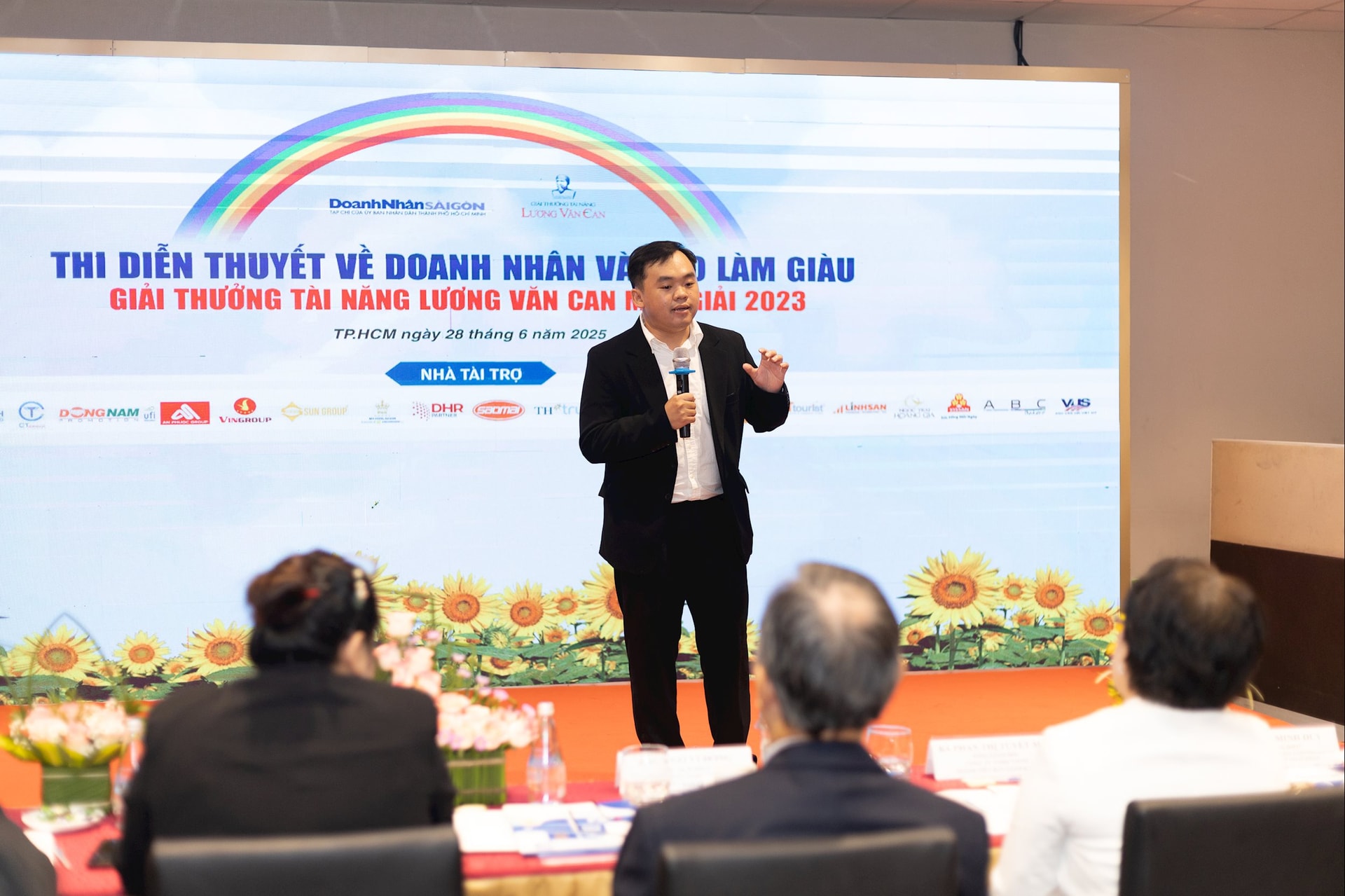 Thí sinh Trần Anh Duy diễn thuyết truyền cảm hứng về doanh nhân và đạo làm giàu