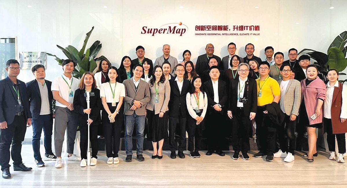 Ông Huỳnh Công Thắng (thứ mười từ phải qua, hàng đầu tiên) tham dự chuỗi chương trình Thúc đẩy Lãnh đạo và Khởi nghiệp trẻ Lancang - Mekong tại Bắc Kinh