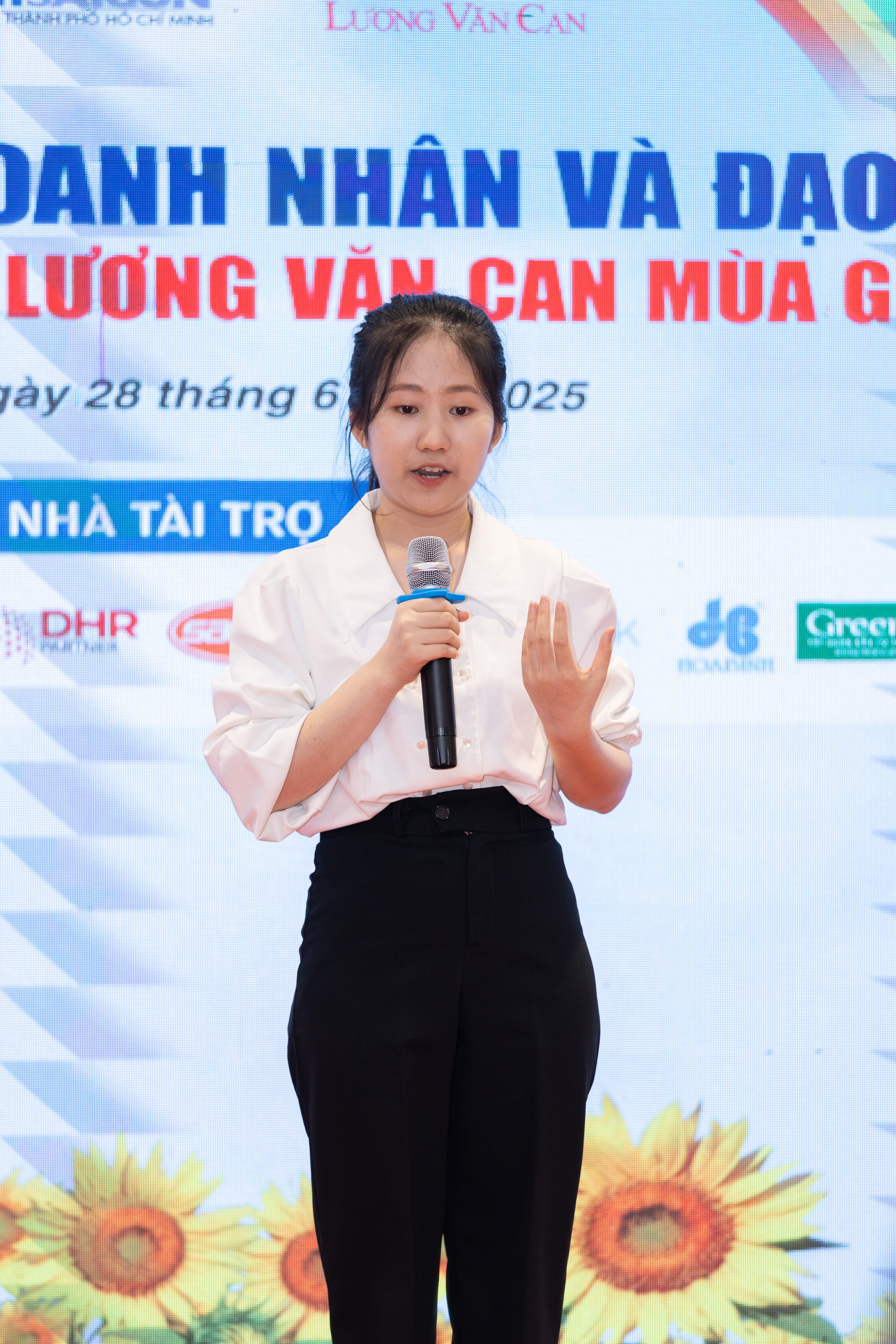 Thí sinh Nguyễn Ngọc Thanh Nhàn diễn thuyết truyền cảm hứng về doanh nhân và đạo làm giàu