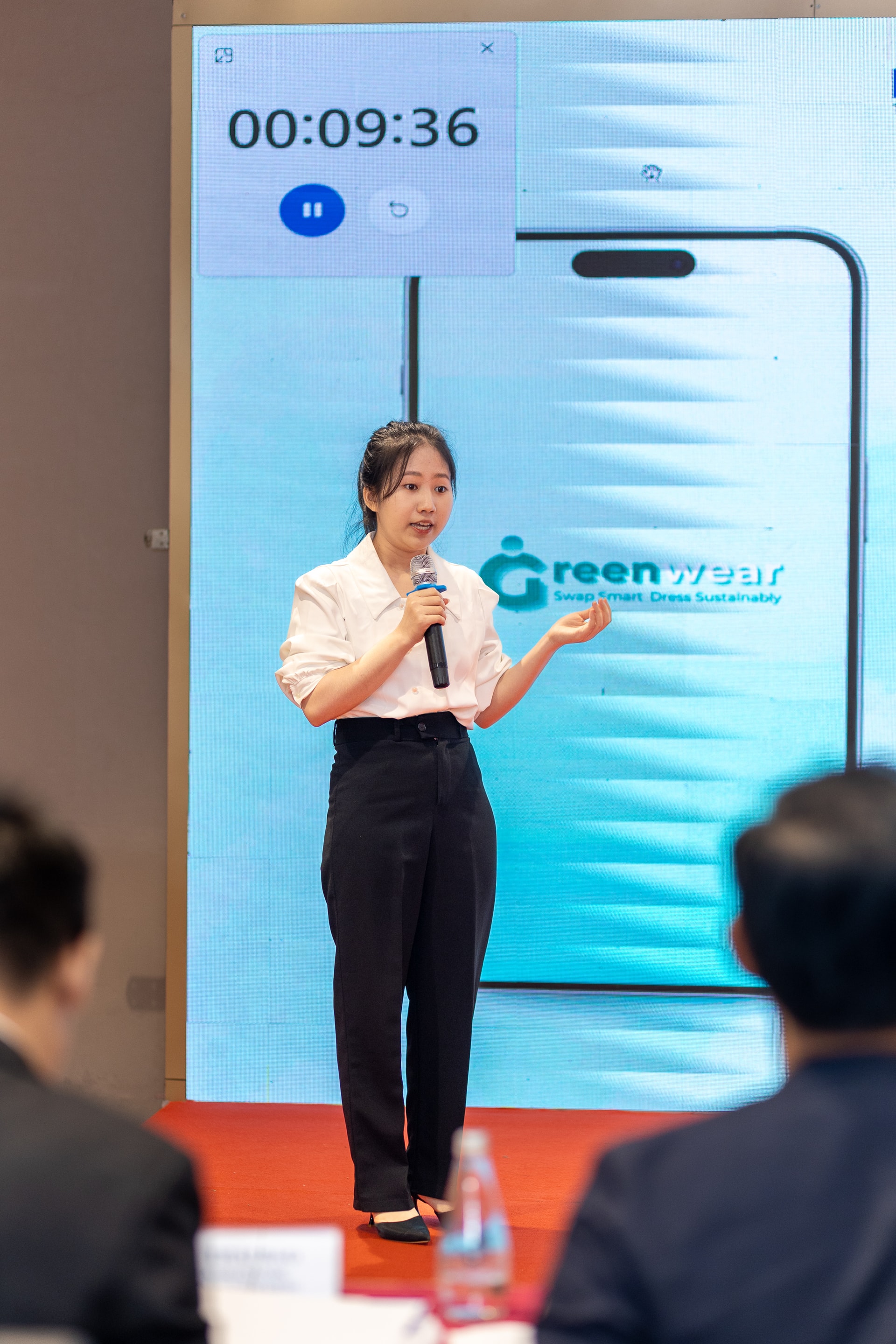 Thí sinh Nguyễn Ngọc Thanh Nhàn trình bày Đề án chung kết Greenwear - Ứng dụng thời trang secondhand