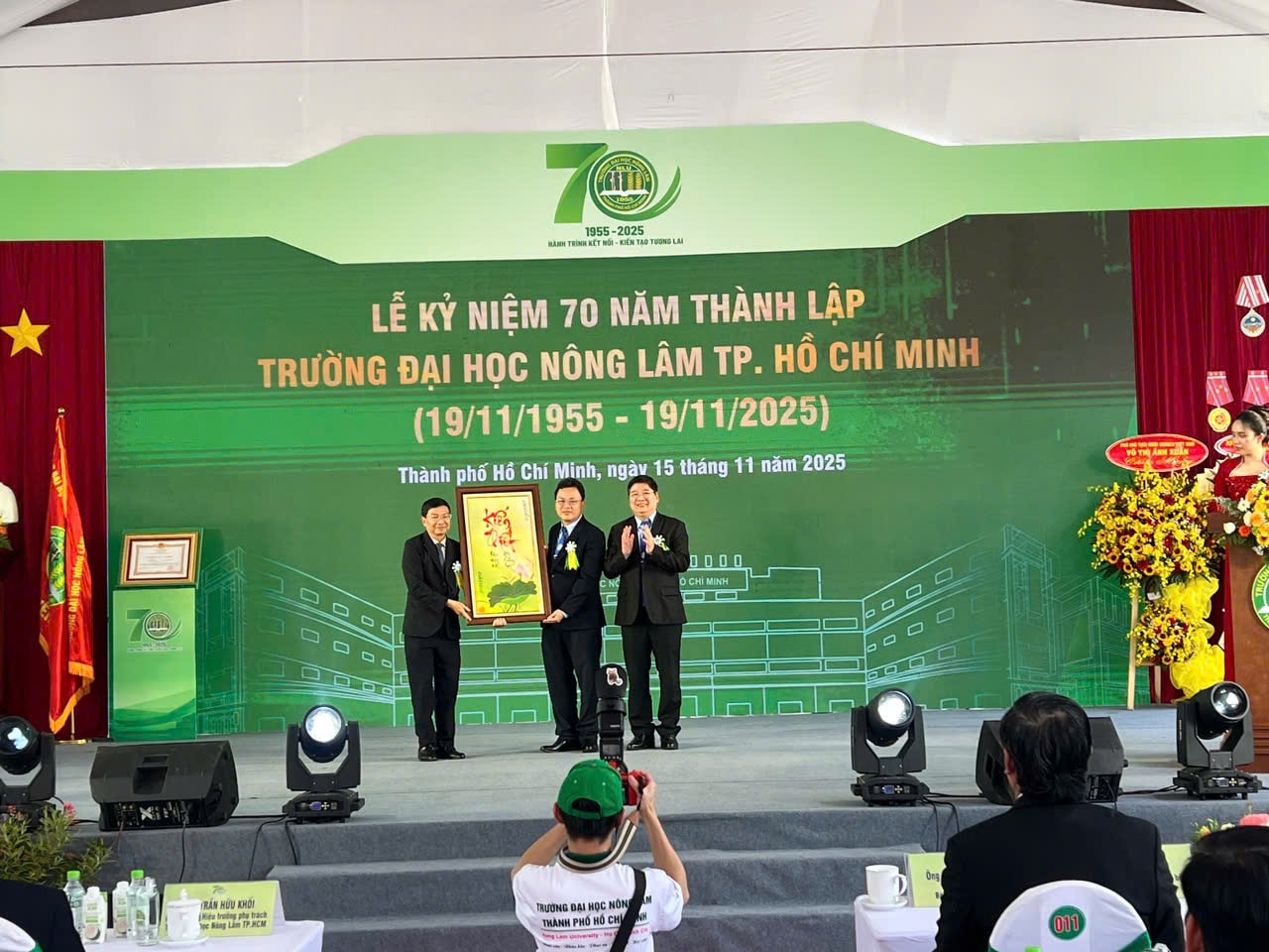 Tạp chí Doanh Nhân Sài Gòn tặng bức tranh thư pháp cho Đại học Nông lâm TP.HCM