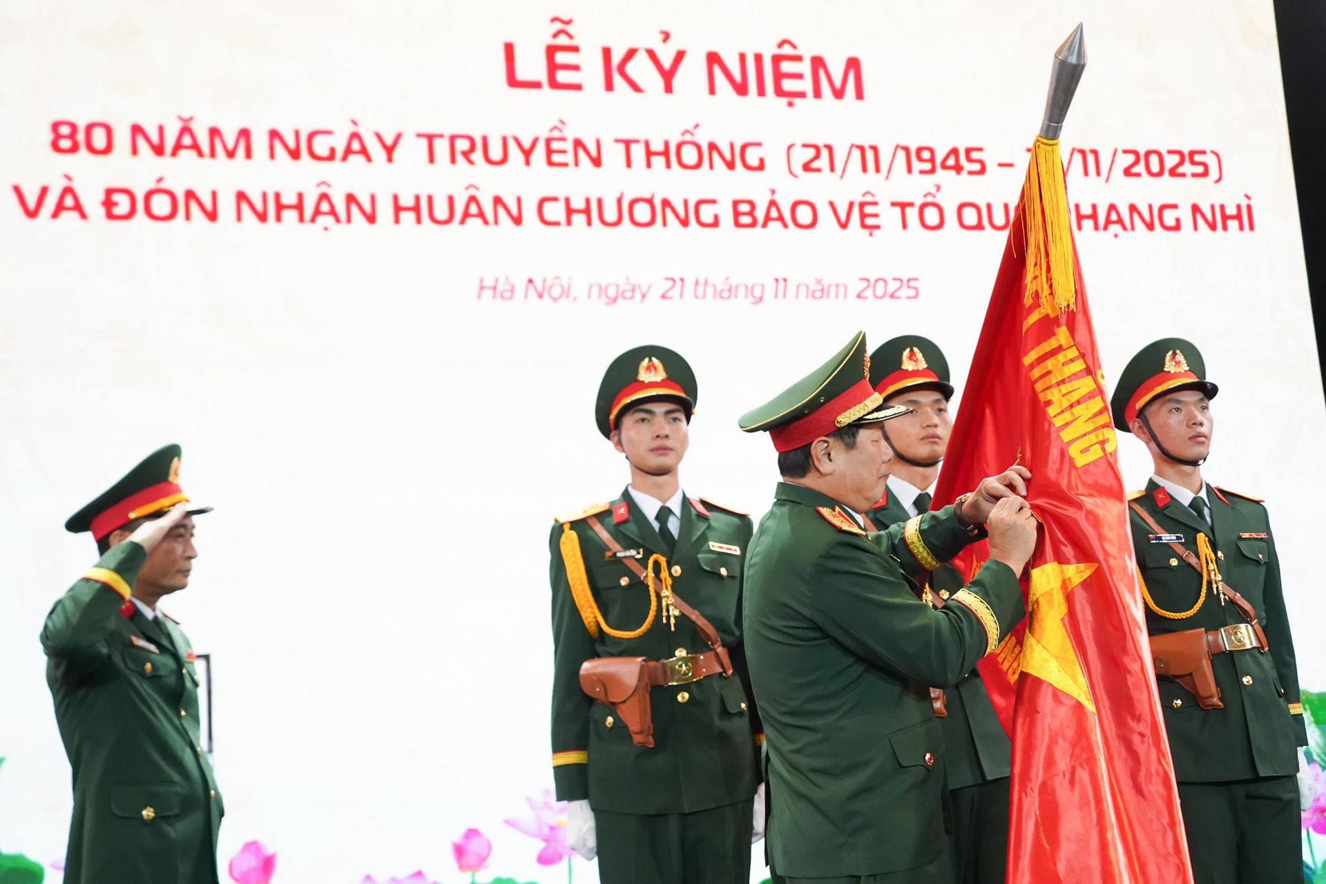 Thuong tuong Le Huy Vinh trao huan chuong cho VMC