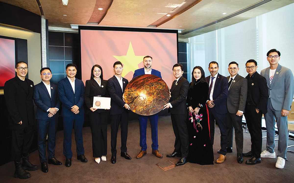 Bức tranh sơn mài độc bản của họa sĩ Lưu Bảo Trung đã được Jemmia gửi tặng cho ngài Sultan và gia đình thông qua người đại diện tại sự kiện ở Dubai cuối tháng 