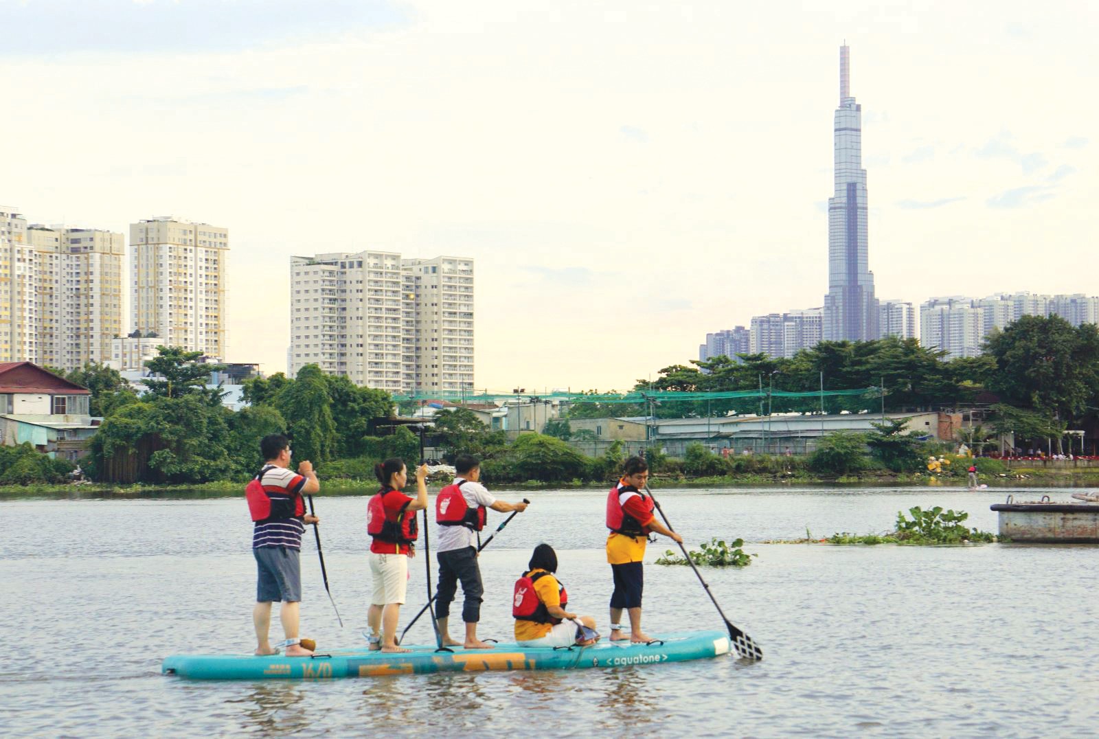 Dù tài nguyên phong phú, việc khai thác du lịch đường thủy lại bị cột chặt bởi nhiều rào cản không đáng có