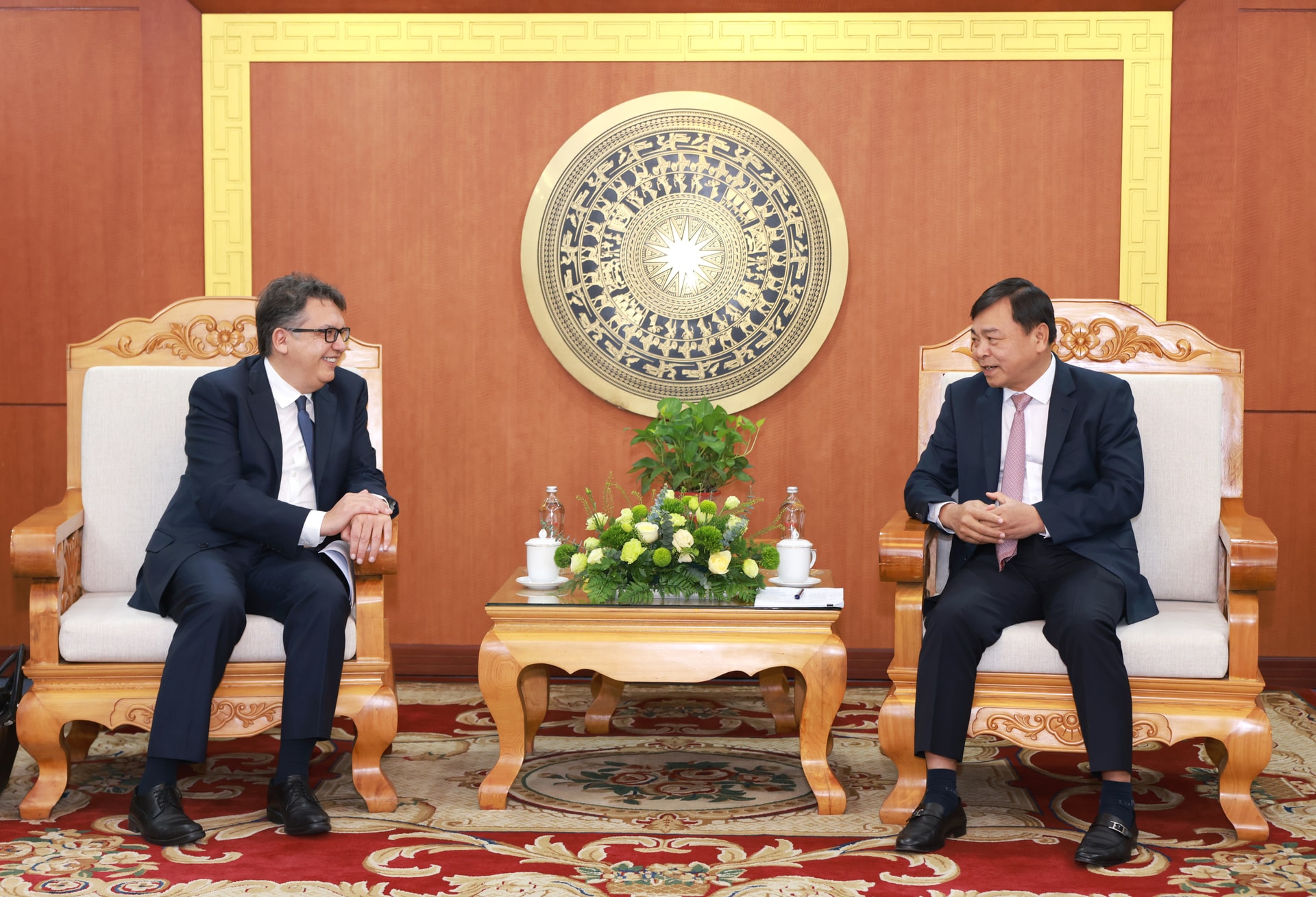 Ông Nguyễn Hoàng Hiệp, Thứ trưởng Bộ Nông nghiệp & Môi trường (bên phải) và ông Remy Ejel, Tổng Giám đốc Nestlé Khu vực Châu Á, Châu Đại Dương và Châu Phi (bên trái) tại buổi làm việc