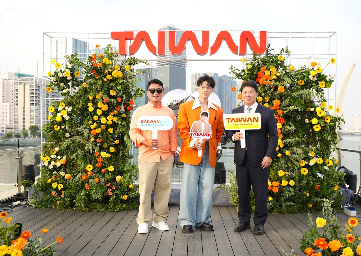 Issac và đại diện cục du lịch Đài Loan tại TPHCM lưu lại khoảnh khắc tại sự kiện.