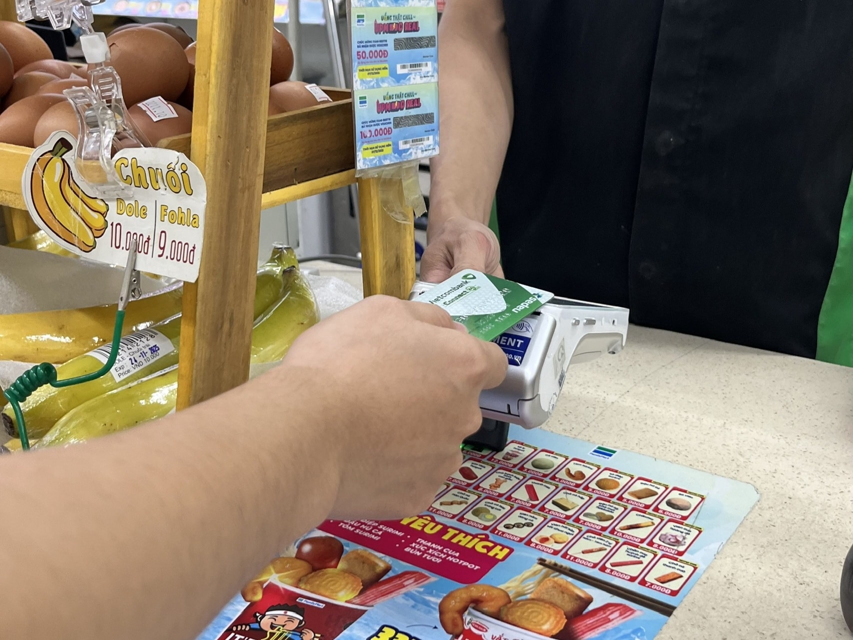 Khách hàng thanh toán chạm thẻ NAPAS