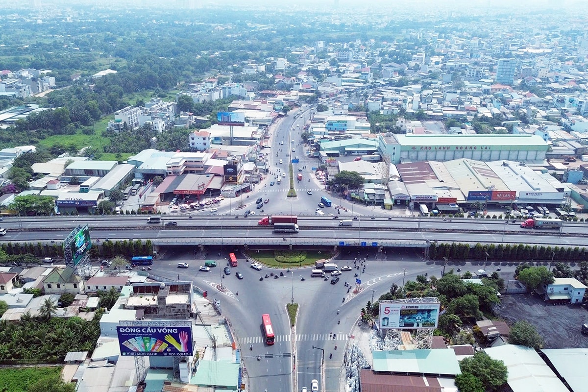 Quốc lộ 13 đoạn từ cầu Bình Triệu đến cầu Vĩnh Bình có nền đường hẹn và lưu lượng giao thông đông đúc khiến cửa ngõ phía đông bắc TP.HCM thường xuyên ún tắc giao thông. Ảnh Đào Trang