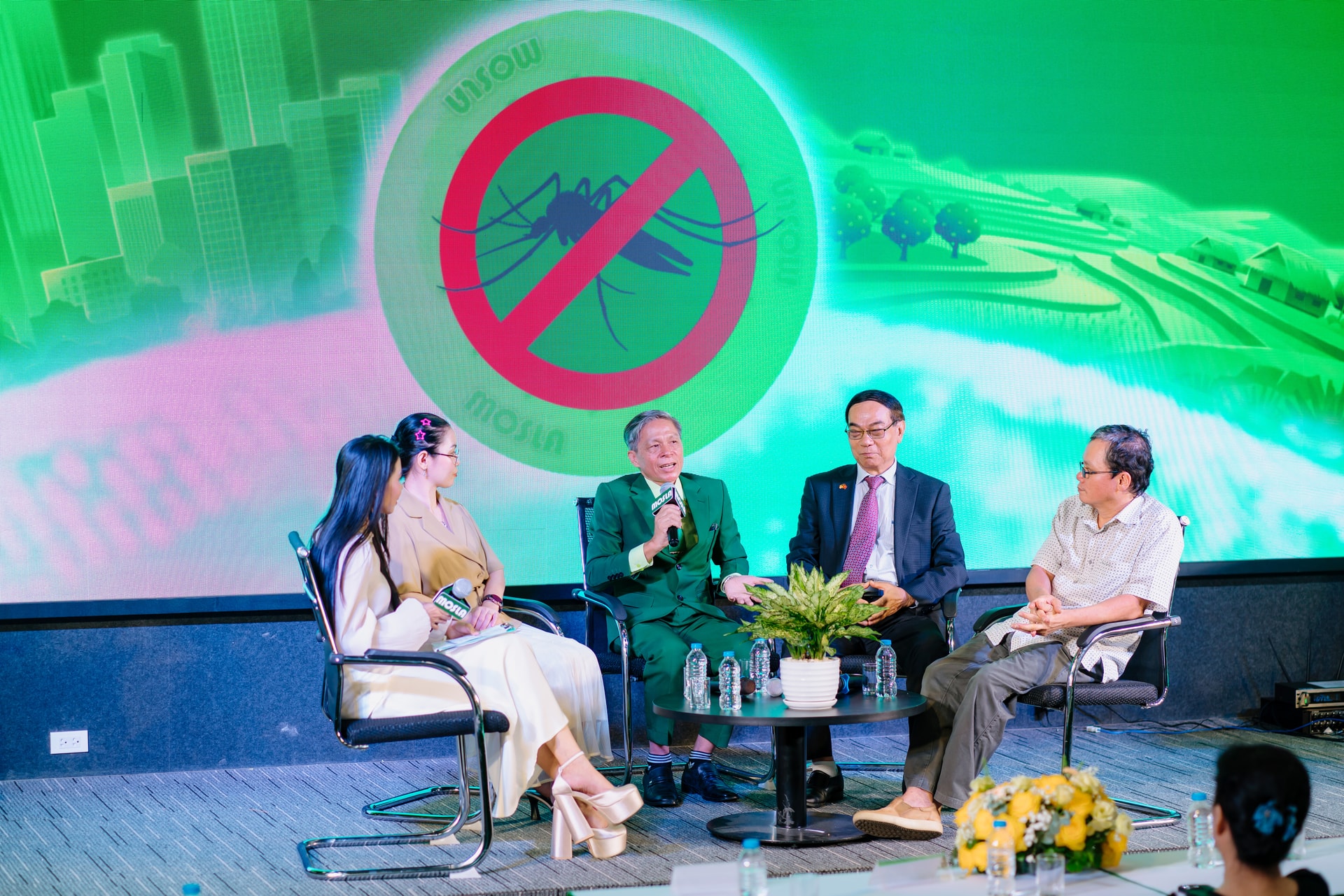 ThS.BS. Đinh Thị Hải Yến, TS. Bùi Văn Quyền, BS. Trương Hữu Khanh và ông Nguyễn Văn Khoẻ - Giám đốc Công ty công nghệ Mosla đã chia sẻ nhiều góc nhìn chuyên môn xoay quanh phòng chống sốt xuất huyết