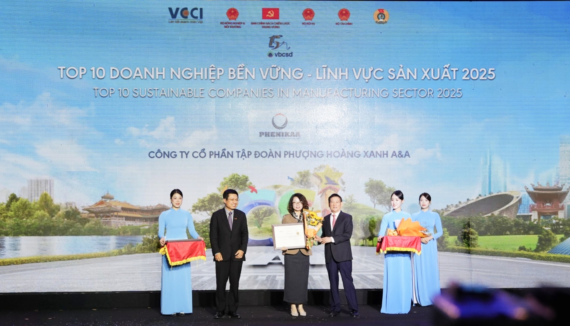 Bà Trần Lan Phương - Phó tổng giám đốc Tập đoàn Phenikaa nhận vinh danh từ Ban tổ chức chương trình