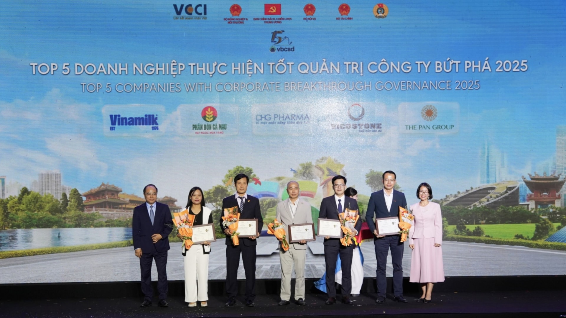 Ông Đồng Quang Thức - Phó tổng giám đốc Vicostone đại diện Công ty nhận giải tại hạng mục Top 5 Doanh nghiệp thực hiện tốt quản trị công ty bứt phá 2025