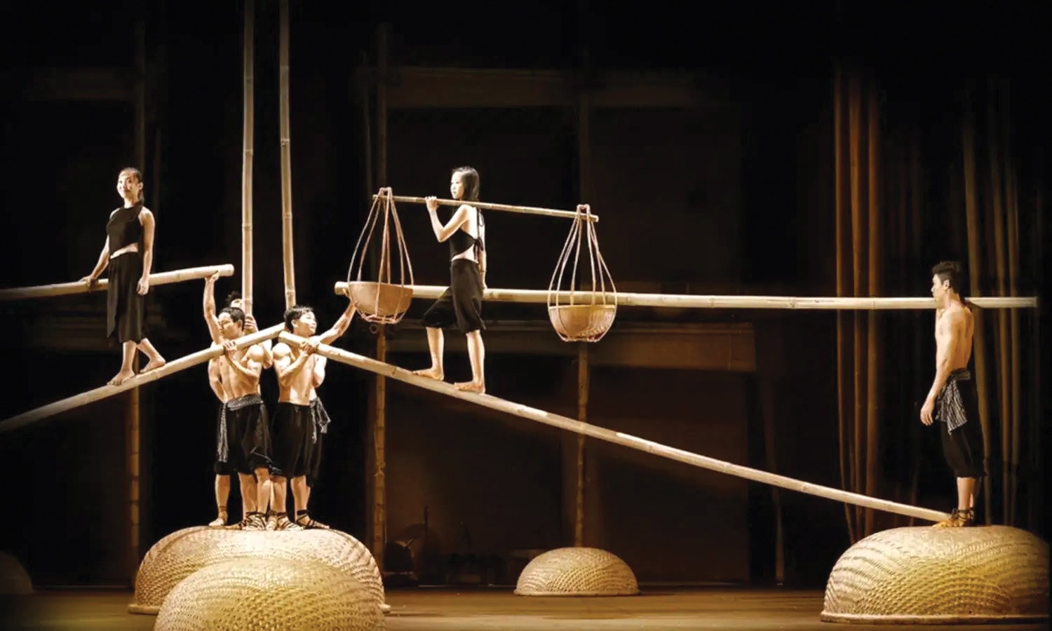 _À ố Show_ - Chương trình nghệ thuật trình diễn được du khách vô cùng yêu thích khi đến TP.HCM, được lấy cảm hứng từ những hình ảnh rất _truyền thống_