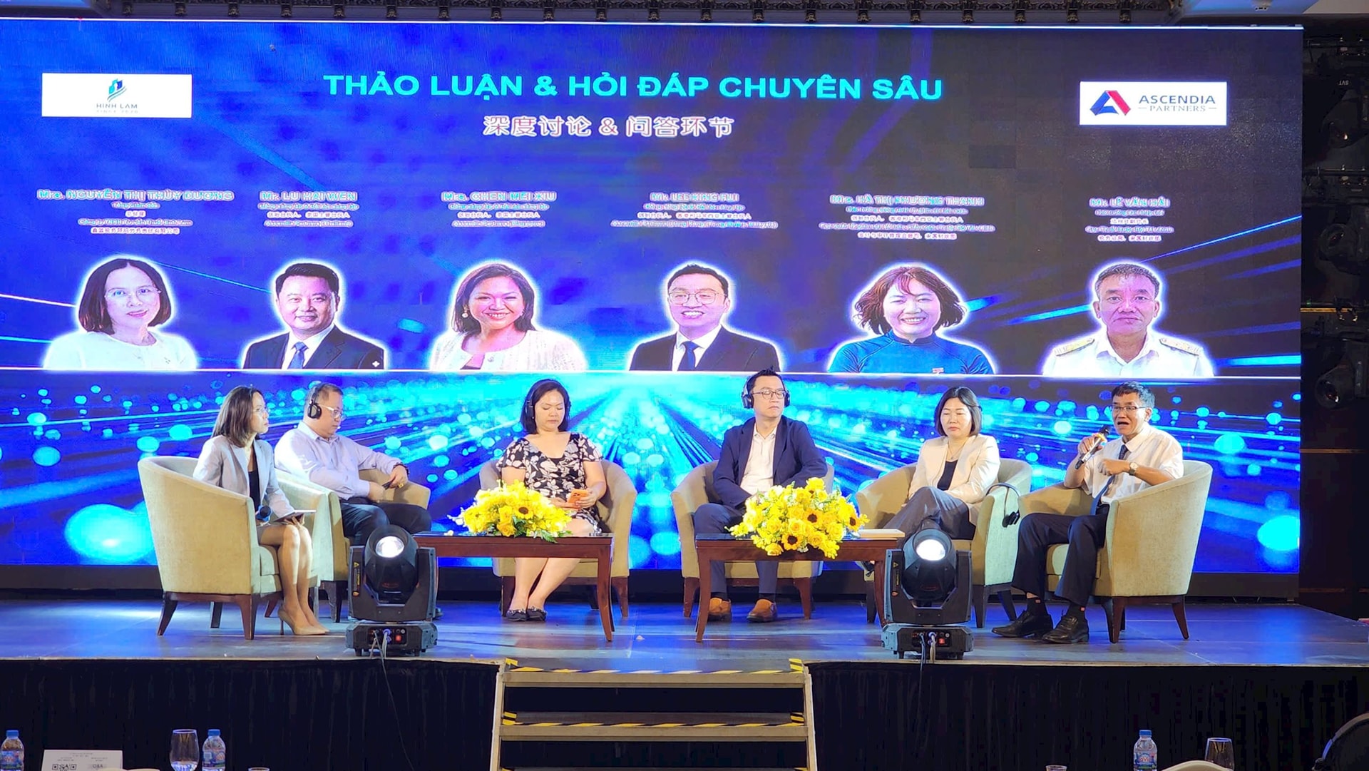 Các chuyên gia chia sẻ tại Hội thảo