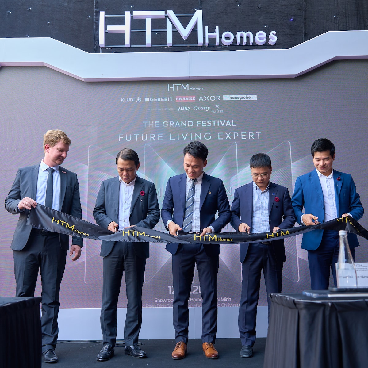 Nghi thức cắt băng khai trương showroom HTM Homes.jpg