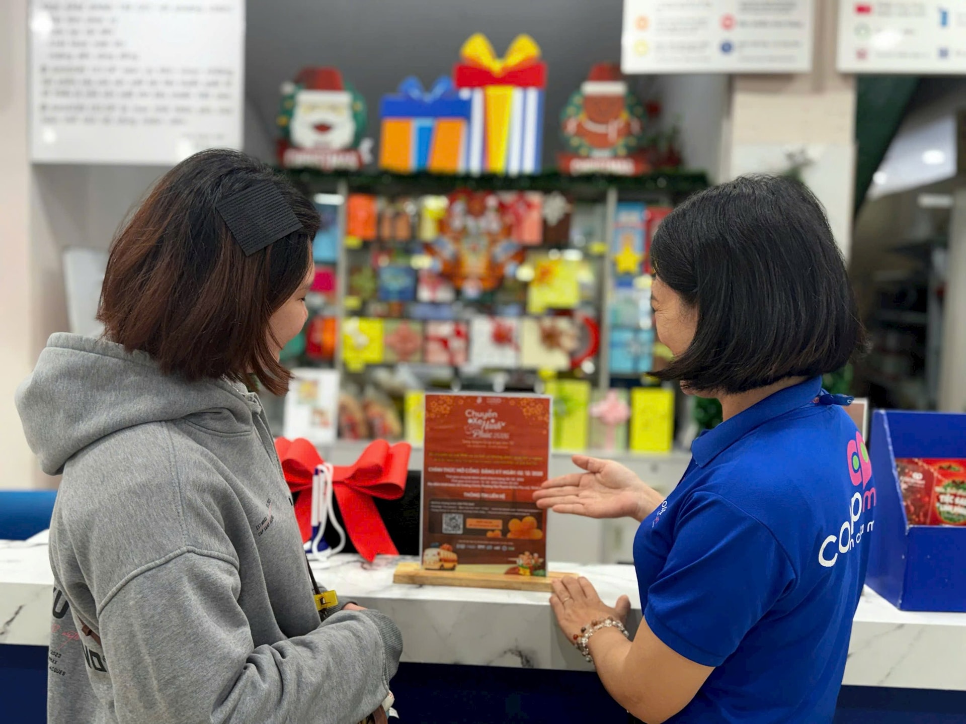 Nhân viên Co.opmart tư vấn thông tin về chương trình cho khách hàng