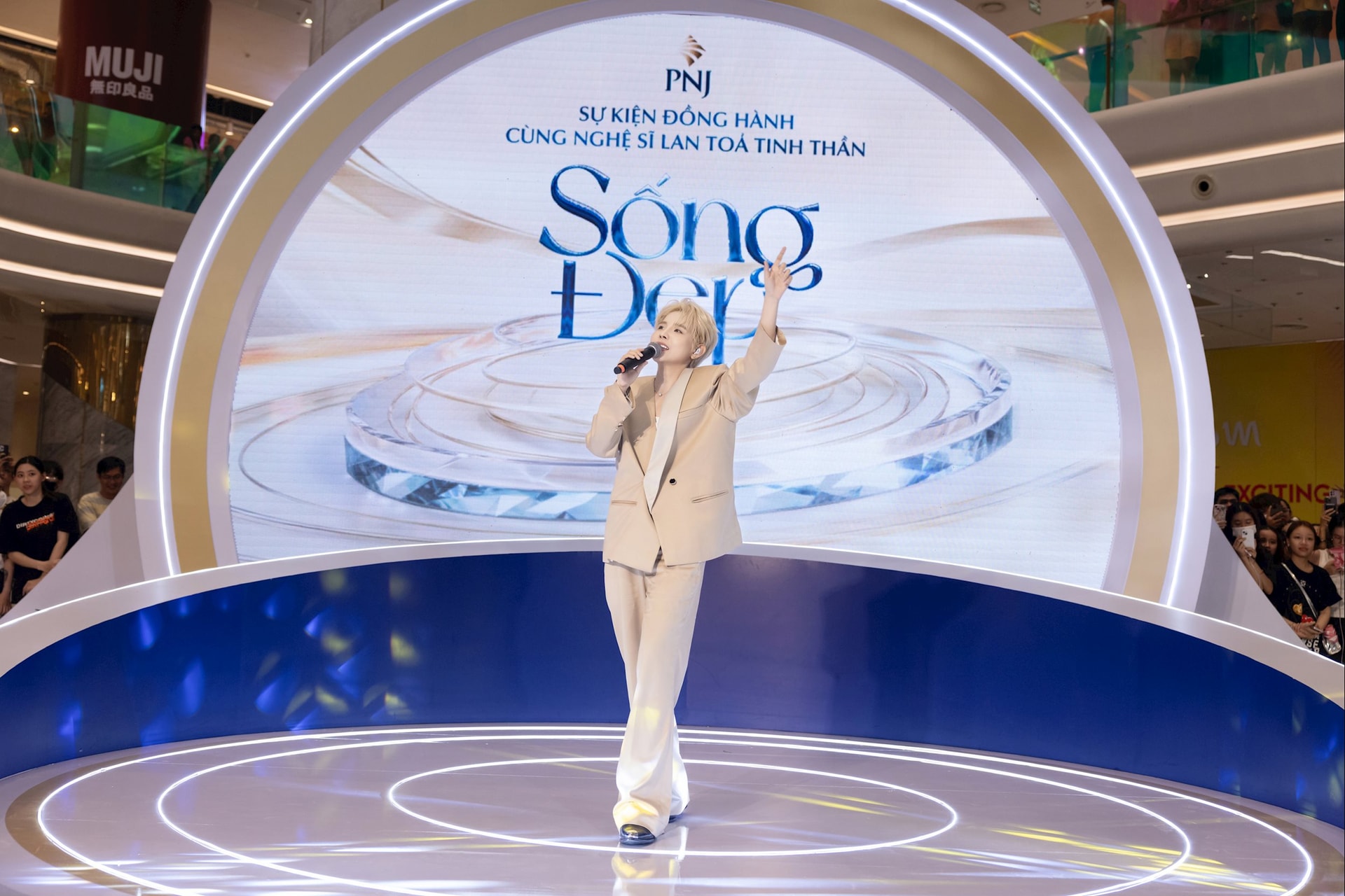 Nghệ sĩ Vũ Cát Tường tham gia sự kiện1