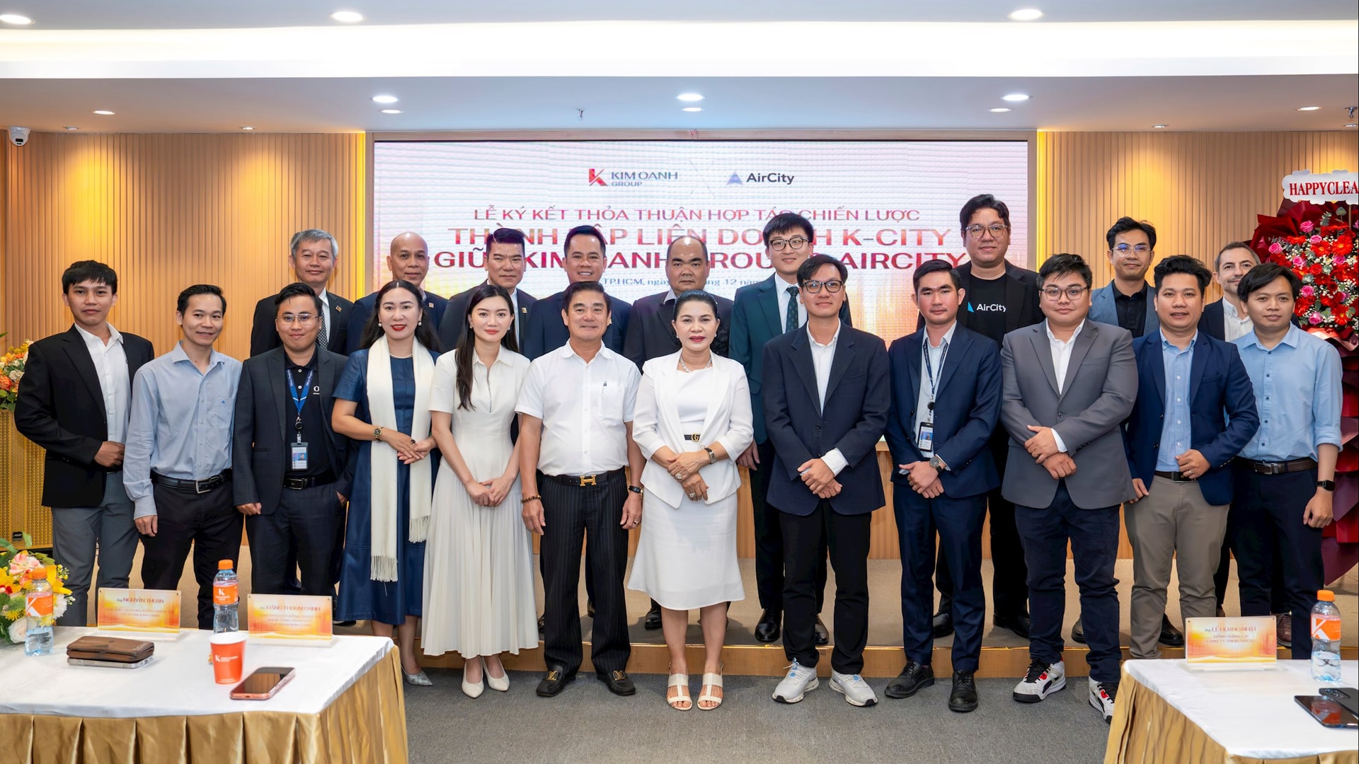 Ảnh 5 Đại diện Kim Oanh Group, AirCity và các đối tác chụp ảnh lưu niệm tại Lễ ký kết