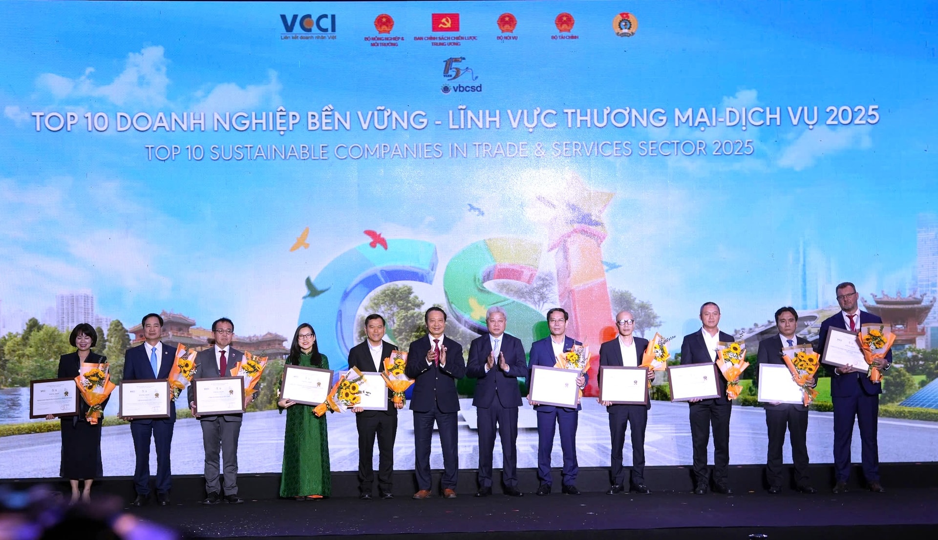 TGĐ nhận vinh danh.pic 1 (1)