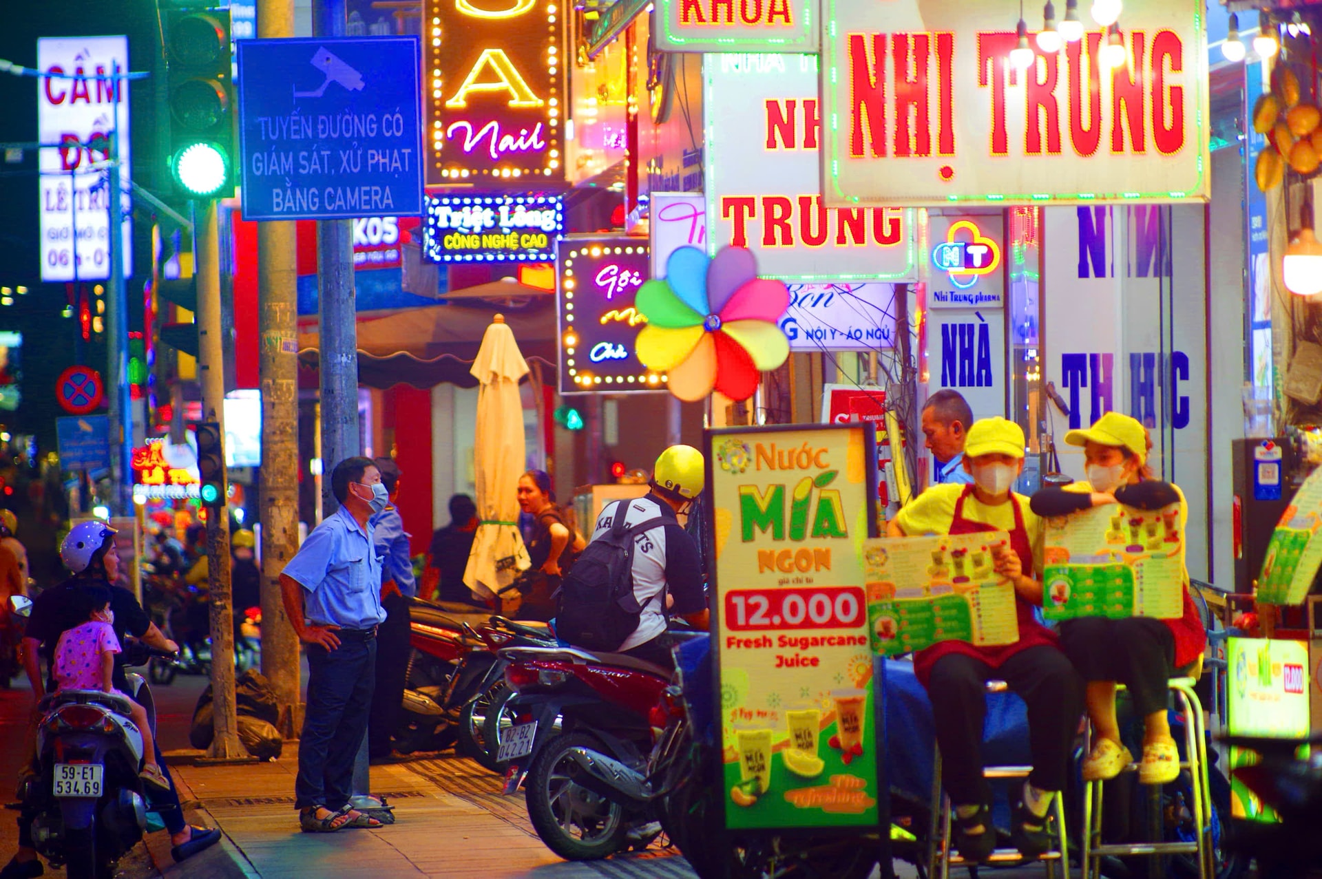 1 góc vỉa hè TP.HCM về đêm