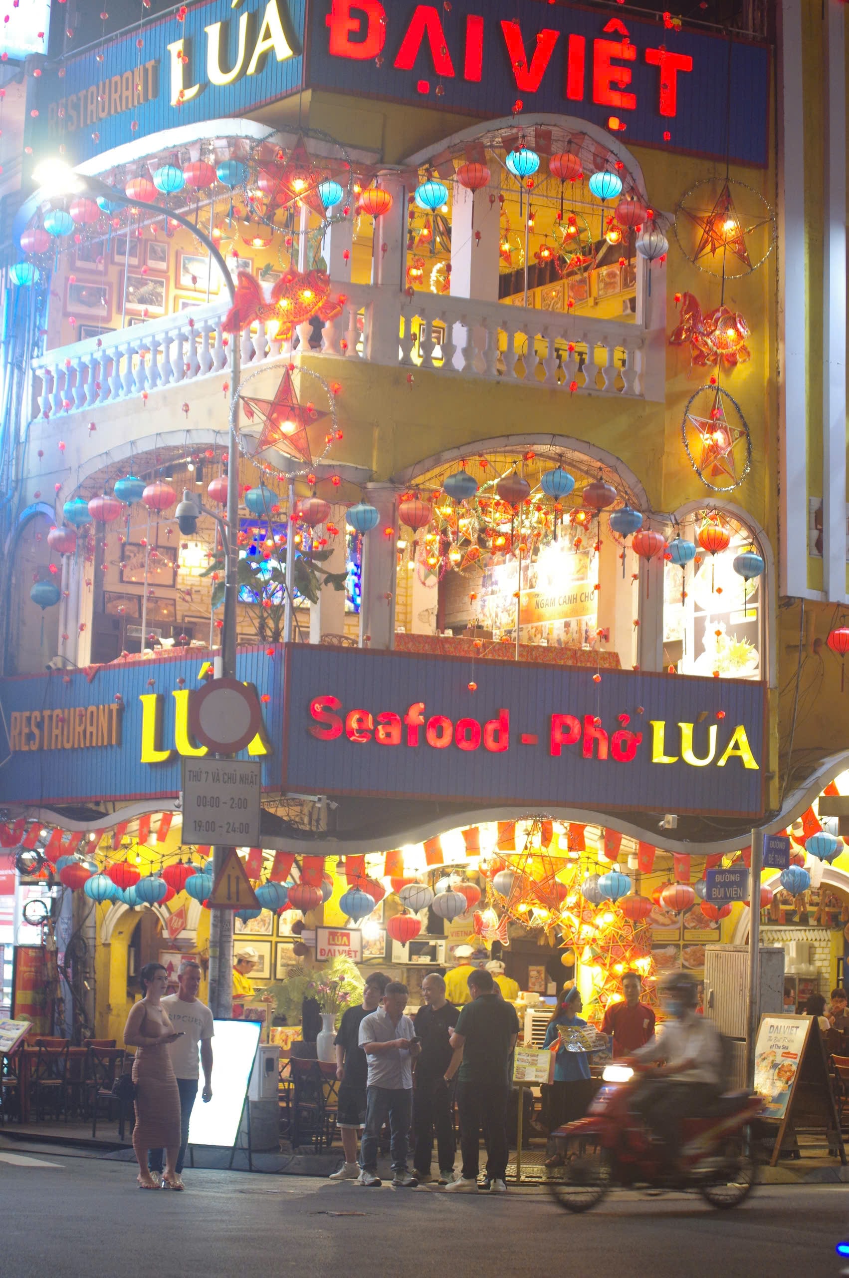 nhà hàng lên đèn