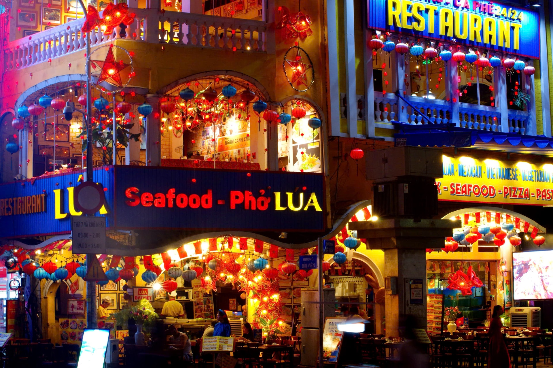 nhà hàng, quán ăn rực rỡ ánh đèn