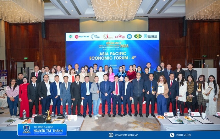 pgsts-nguyen-lan-phuong-chup-anh (1)