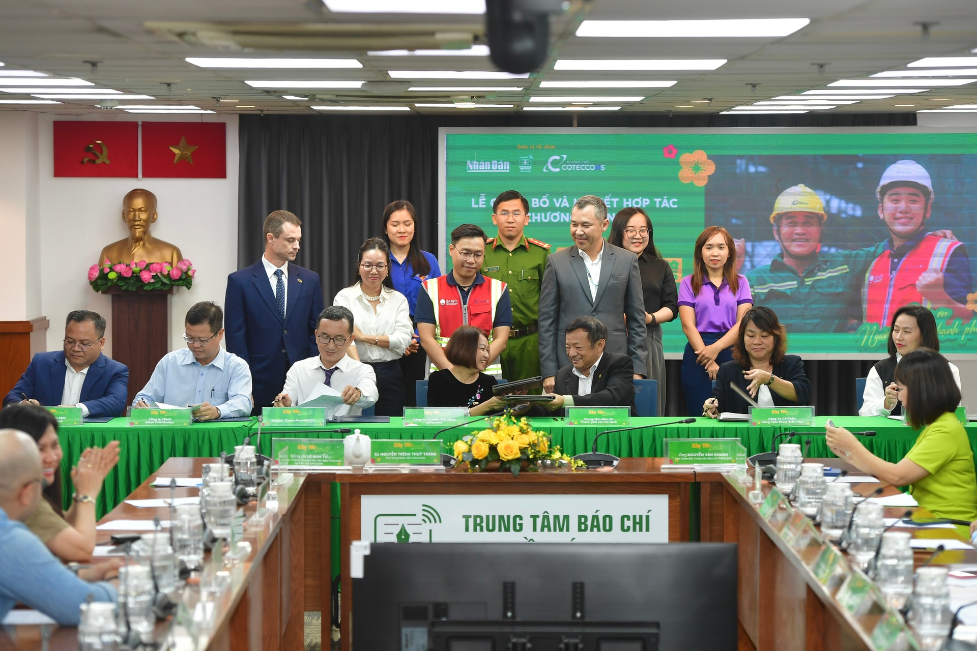 Nghi thức ký kết giữa các đại diện các doanh nghiệp và tổ chức thiện nguyện 1