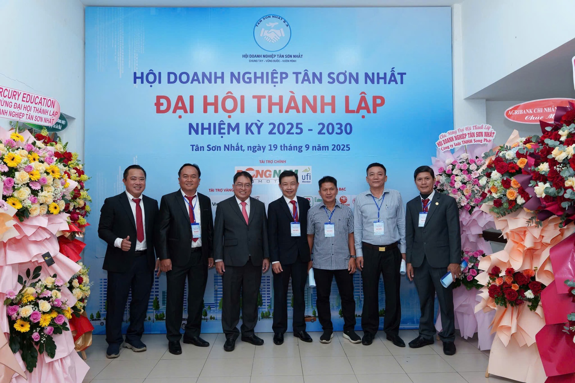 Ông Đoàn Văn Đủ tham gia sự kiện cùng Hội Doanh Nghiệp phường Tân Sơn Nhất (thứ 3 từ trái sang)