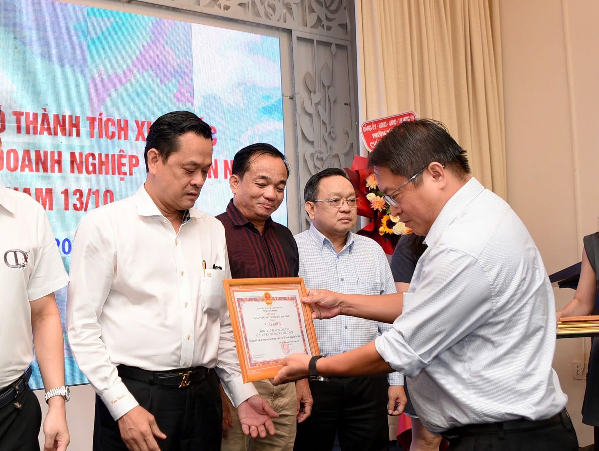 Ông Đoàn Văn Đủ trao bằng khen cho các doanh nghiệp đạt thành tích xuất sắc của phường Tân Sơn Nhất 