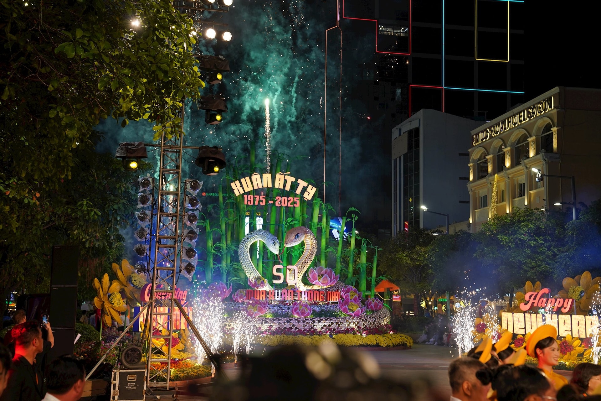 Cặp đôi Kim Tỵ, Ngân Tỵ tại vị trí cổng chào Đường hoa Nguyễn Huệ Tết Ất tỵ 2025 gây ấn tượng về ngoại hình, kích thước... Ảnh- Quỳnh Lâm