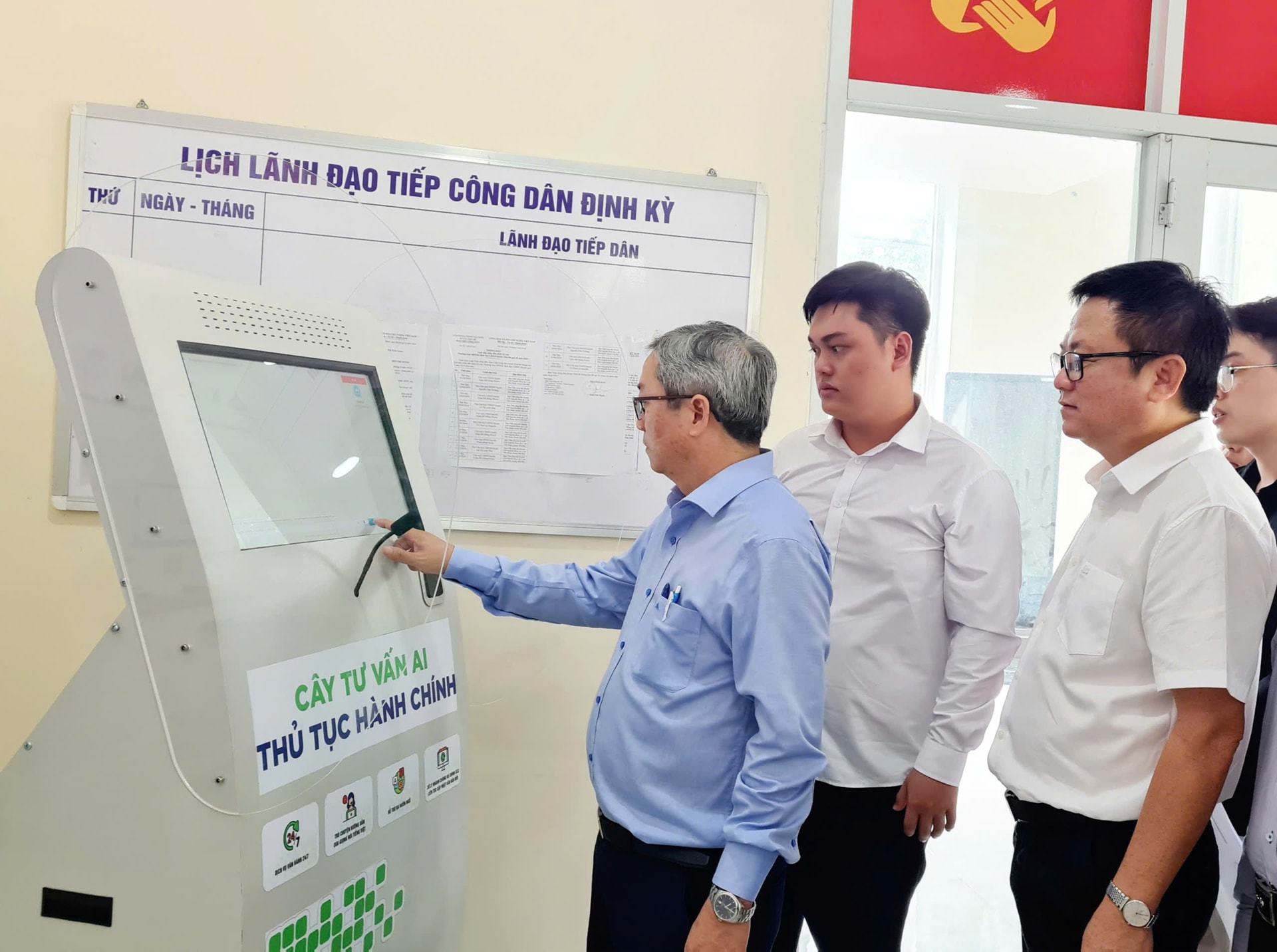 Chủ tịch UBND xã Nhà Bè Võ Phan Lê Nguyễn đang thử cây tư vấn AI T